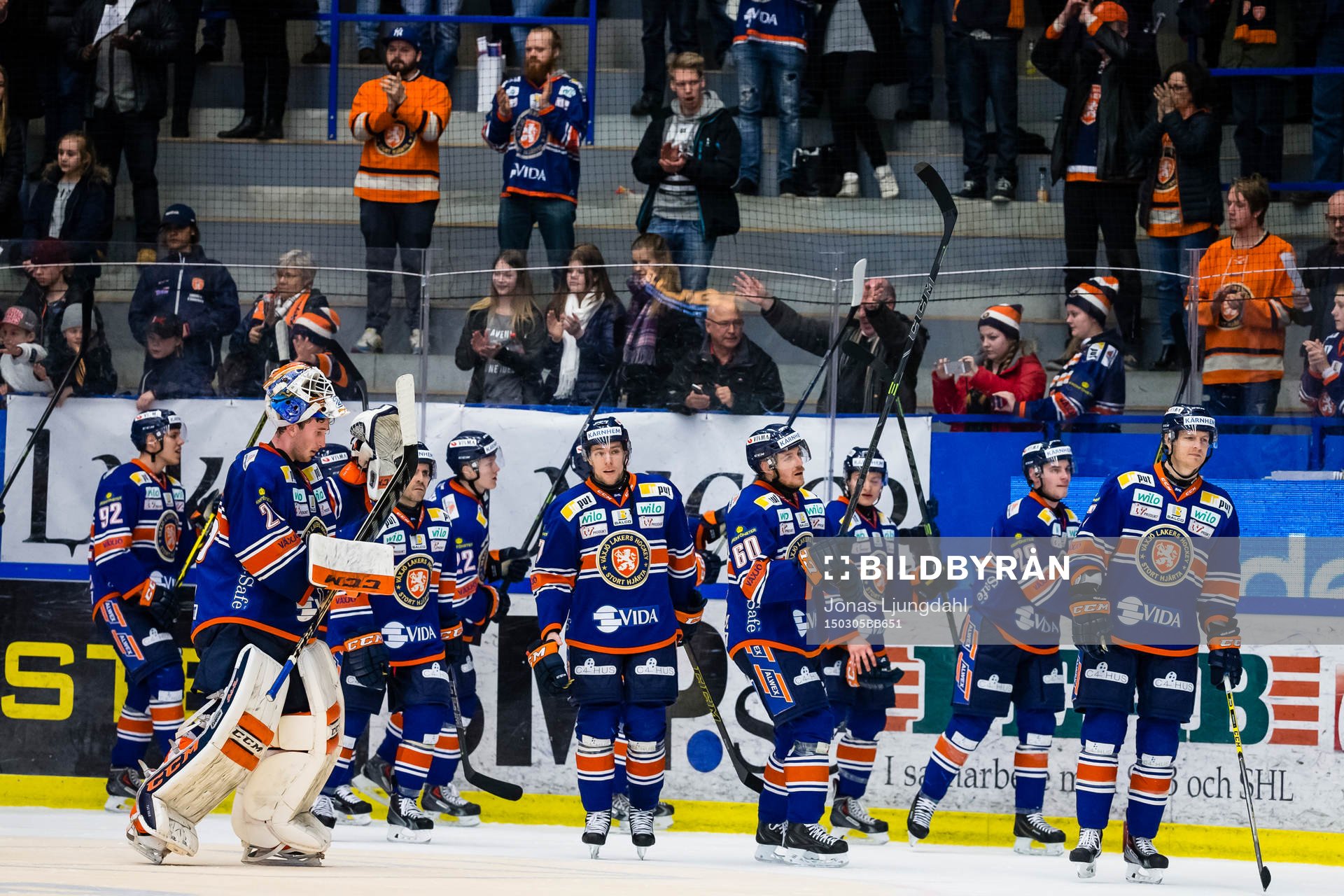 Växjös spelare firar framför fansen