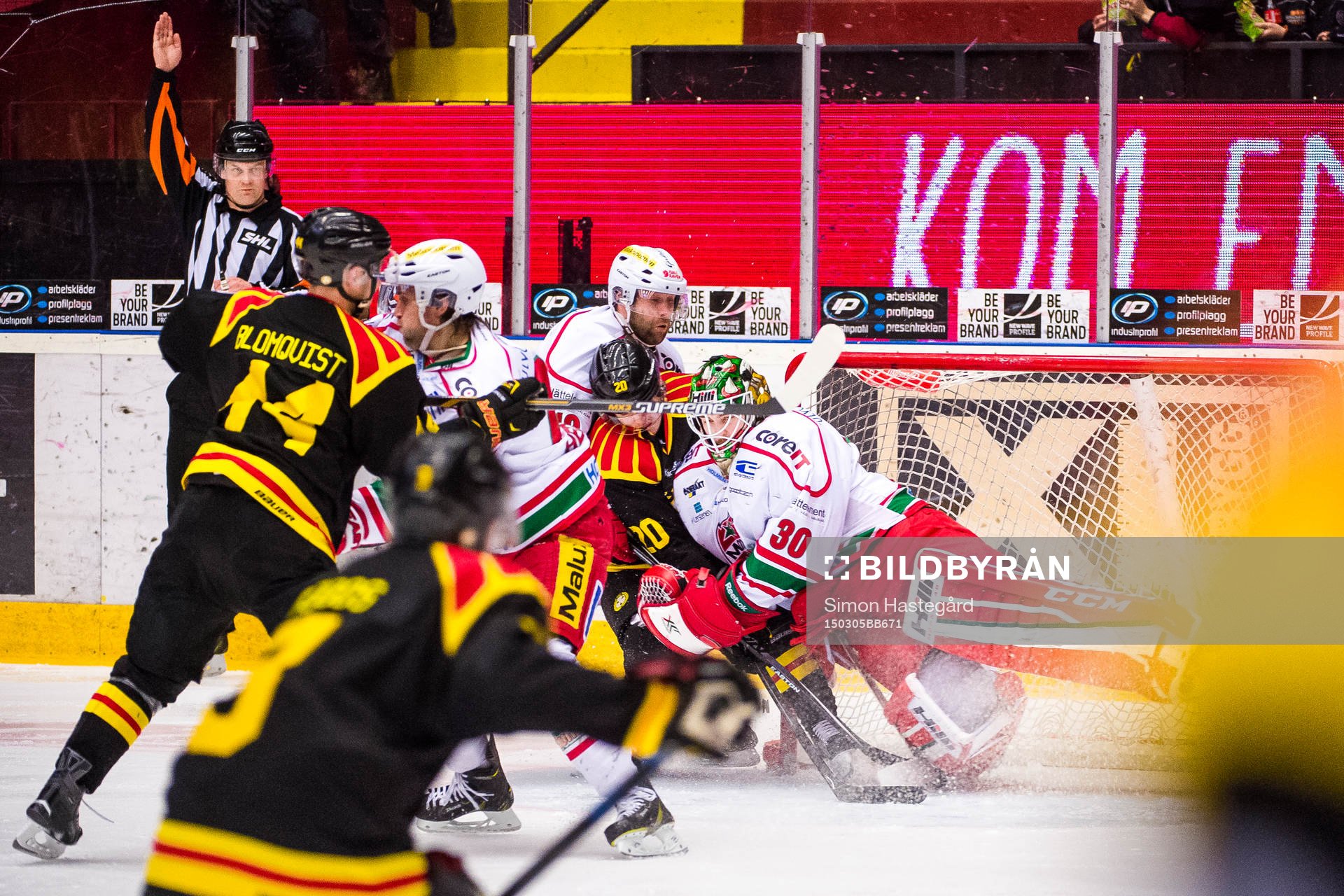 Linus Ullmark, målvakt i Modo, blir påkörd
