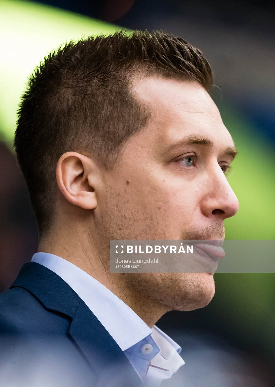 Växjös tränare Sam Hallam sträcker ut tungan