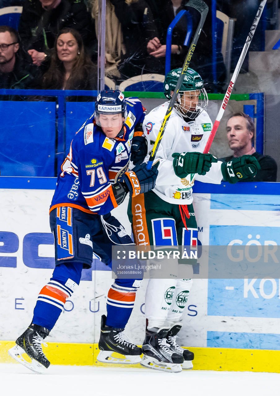 Växjös Patrik Lundh tacklar Färjestads Oliver Kylington