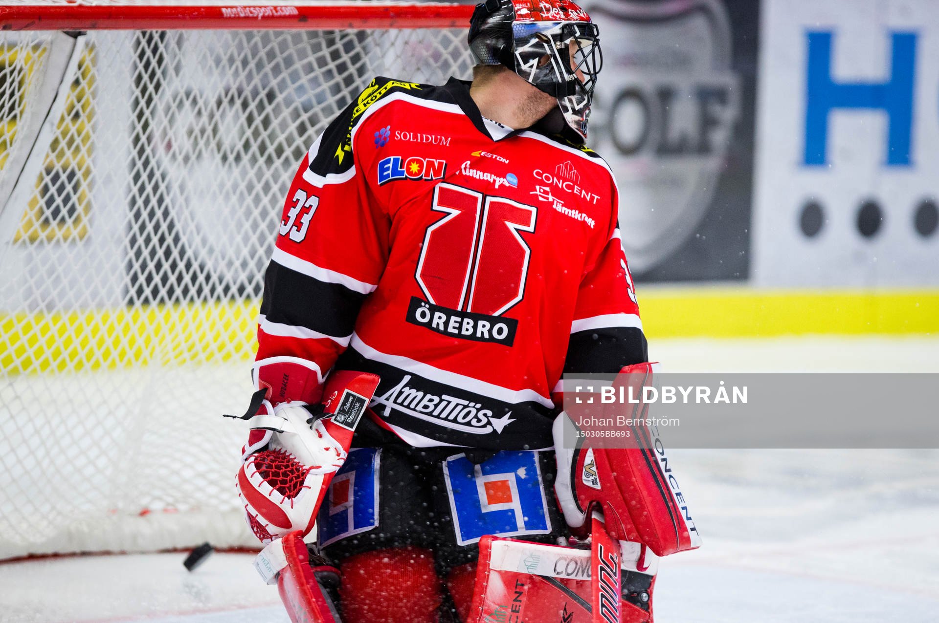 Örebros målvakt Julius Hudacek släpper in en puck och