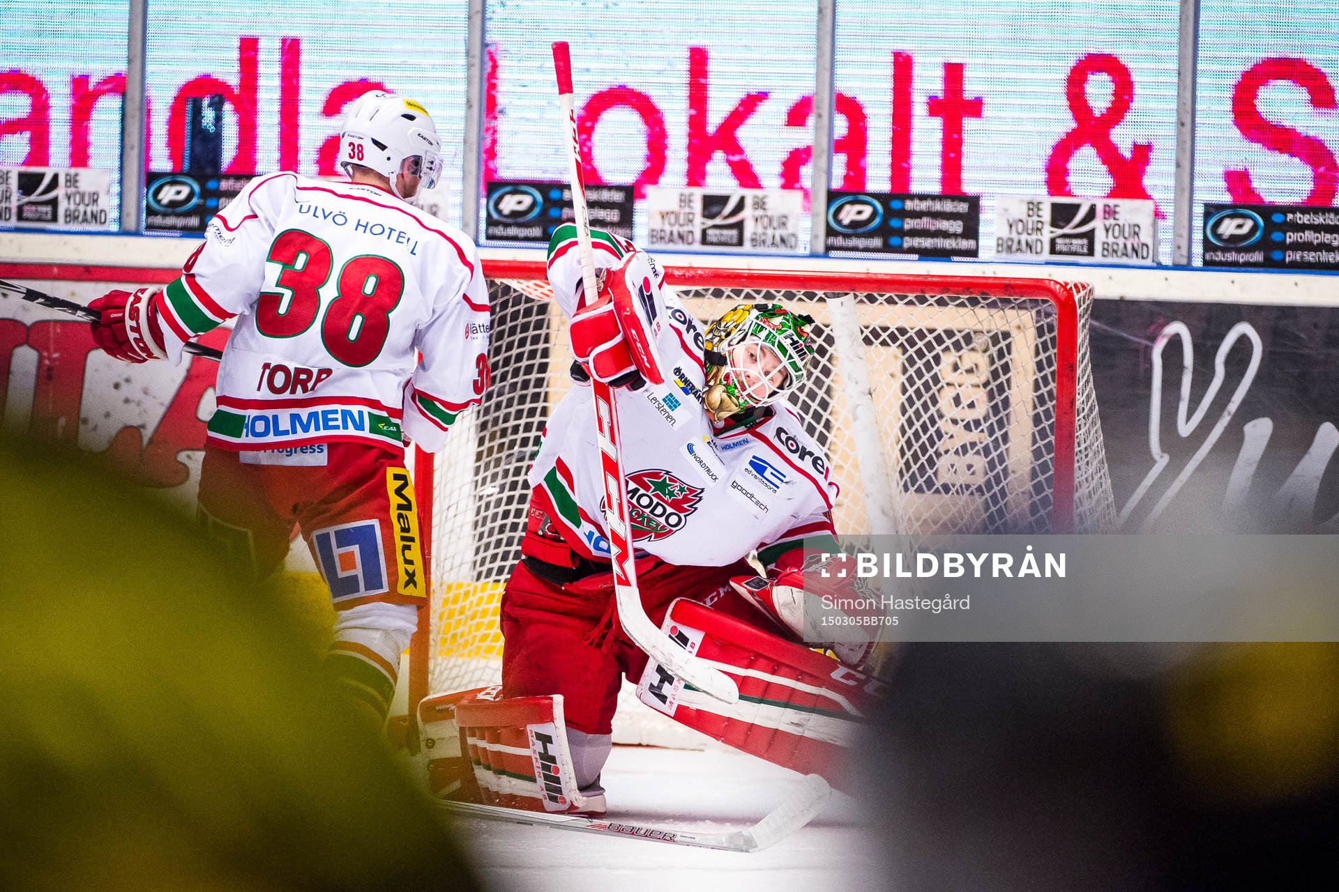 Linus Ullmark, målvakt i Modo, räddar skott