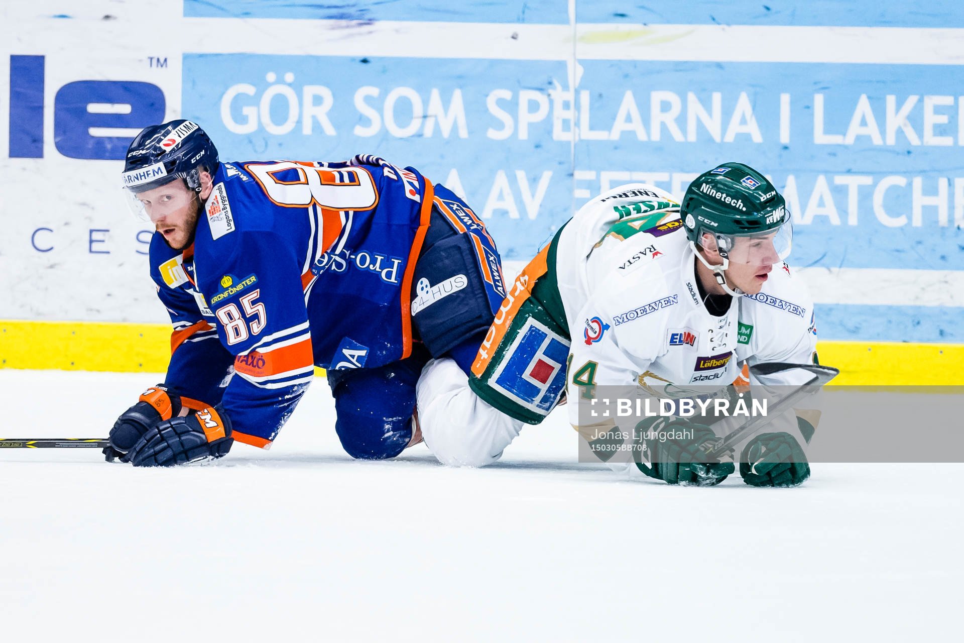 Växjös Liam Reddox och Färjestads Jesper Jensen ramlar