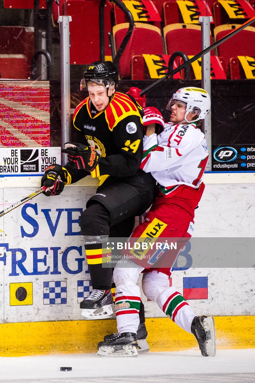Brynäs David Westlund tacklas utav Modos Victor Öhman