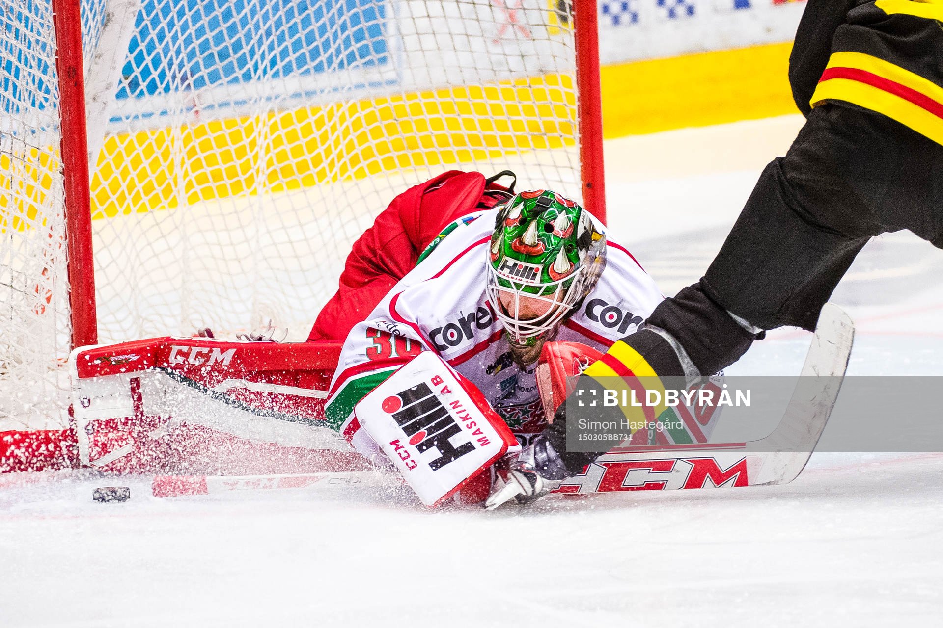 Linus Ullmark, målvakt i Modo, räddar skott