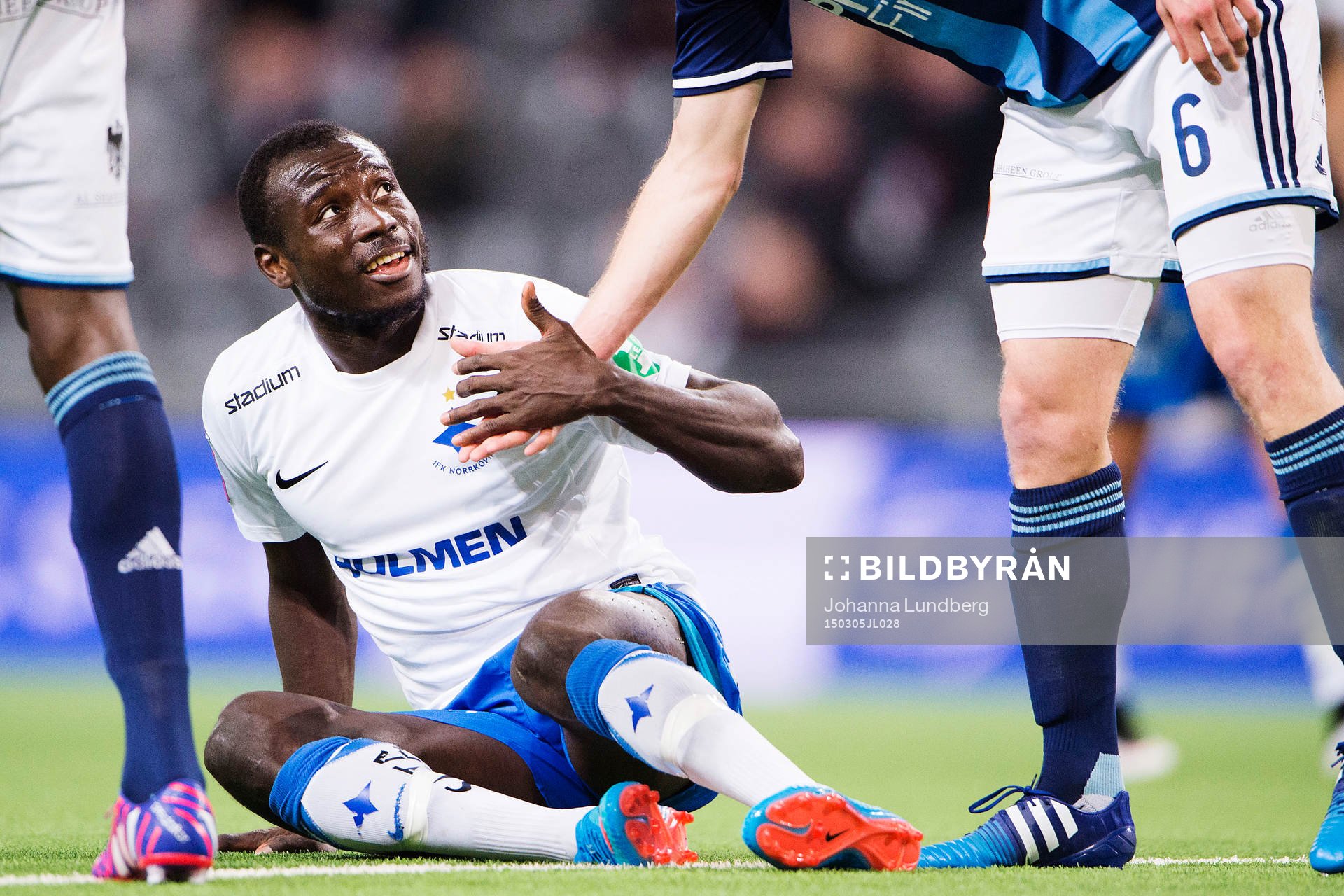 Norrköpings Alhaji Kamara får hjälp upp