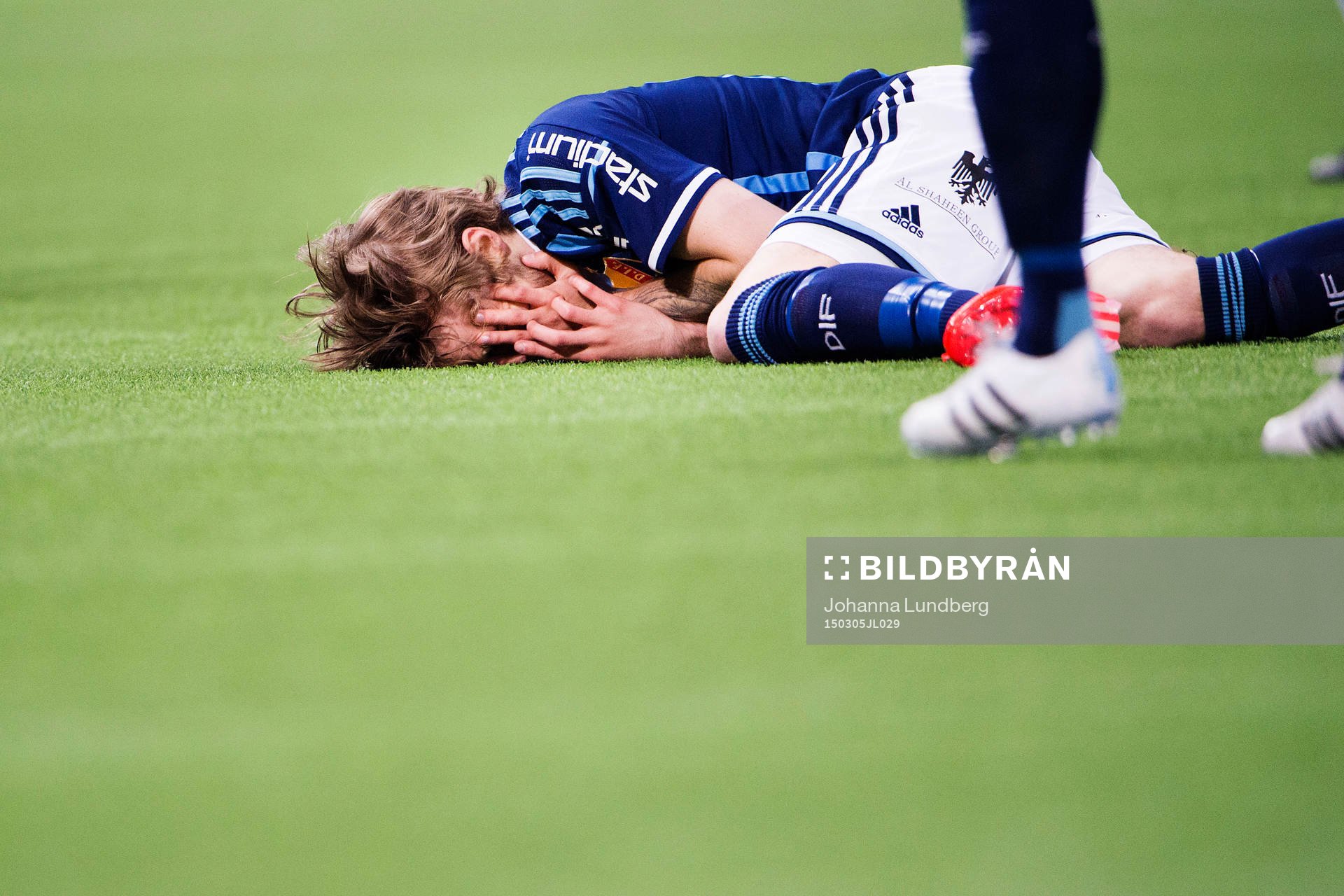 Djurgårdens Daniel Berntsen tar sig för ansiktet