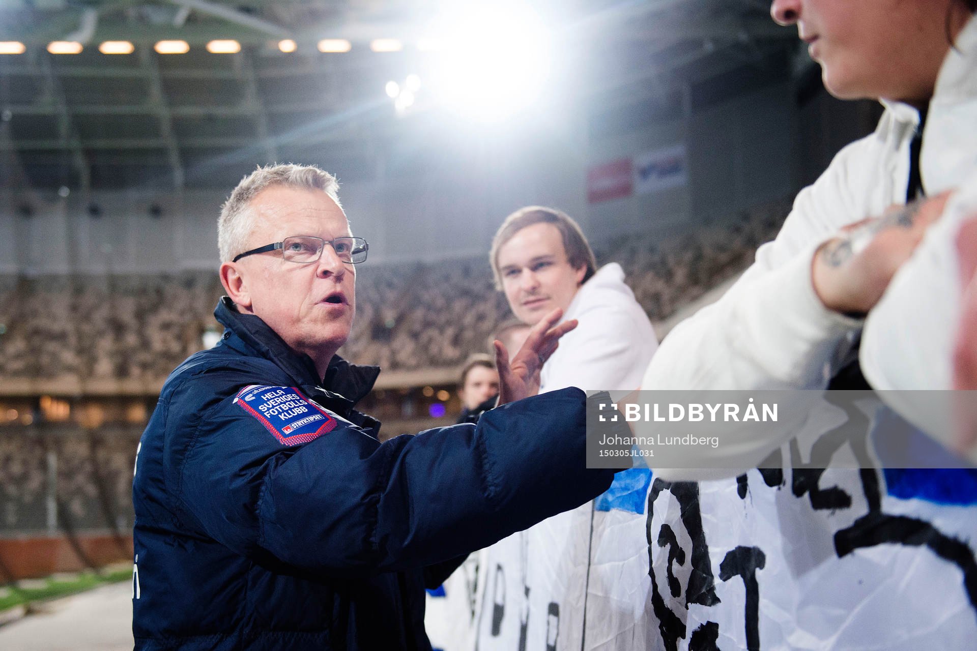 Norrköpings tränare Jan Andersson pratar med supportrar