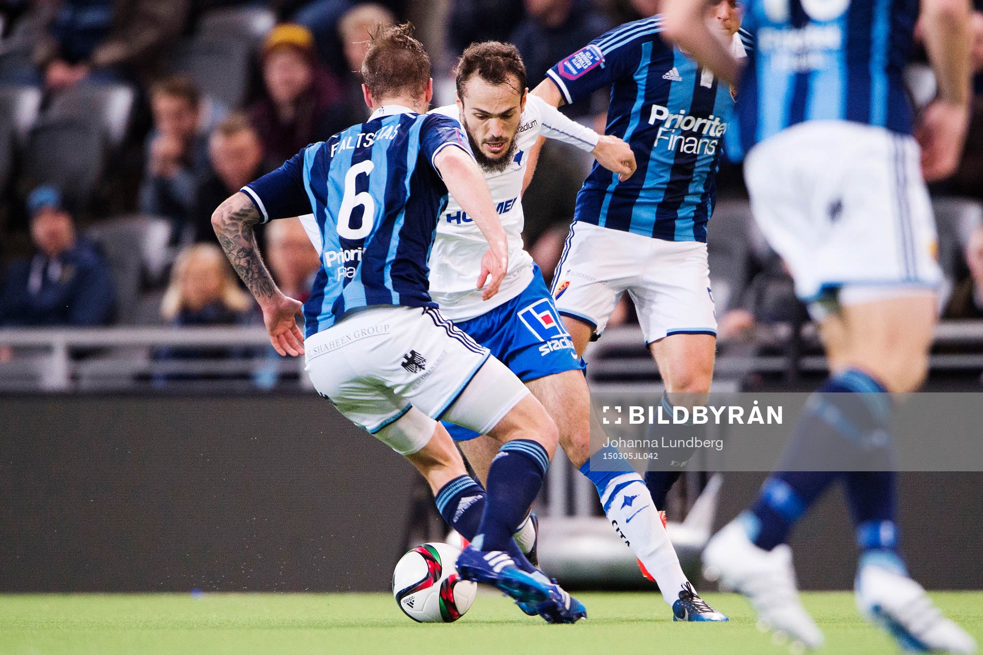 Norrköpings Emir Kujovic försöker ta sig förbi
