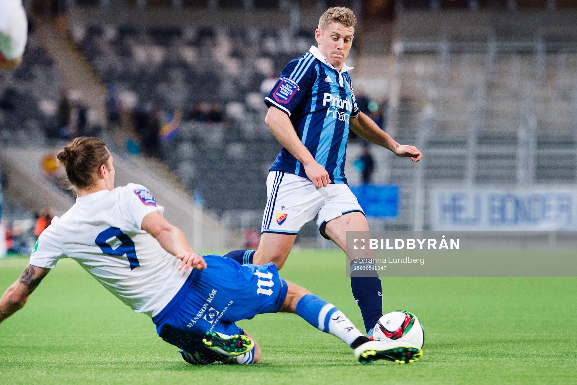 Norrköpings Arnor Ingvi Traustason försöker stoppa Djurgårdens Stefan Karlsson under fotbollsmatchen i Svenska cupen mellan Djurgården och Norrköping den 5 mars 2015 i Stockholm.