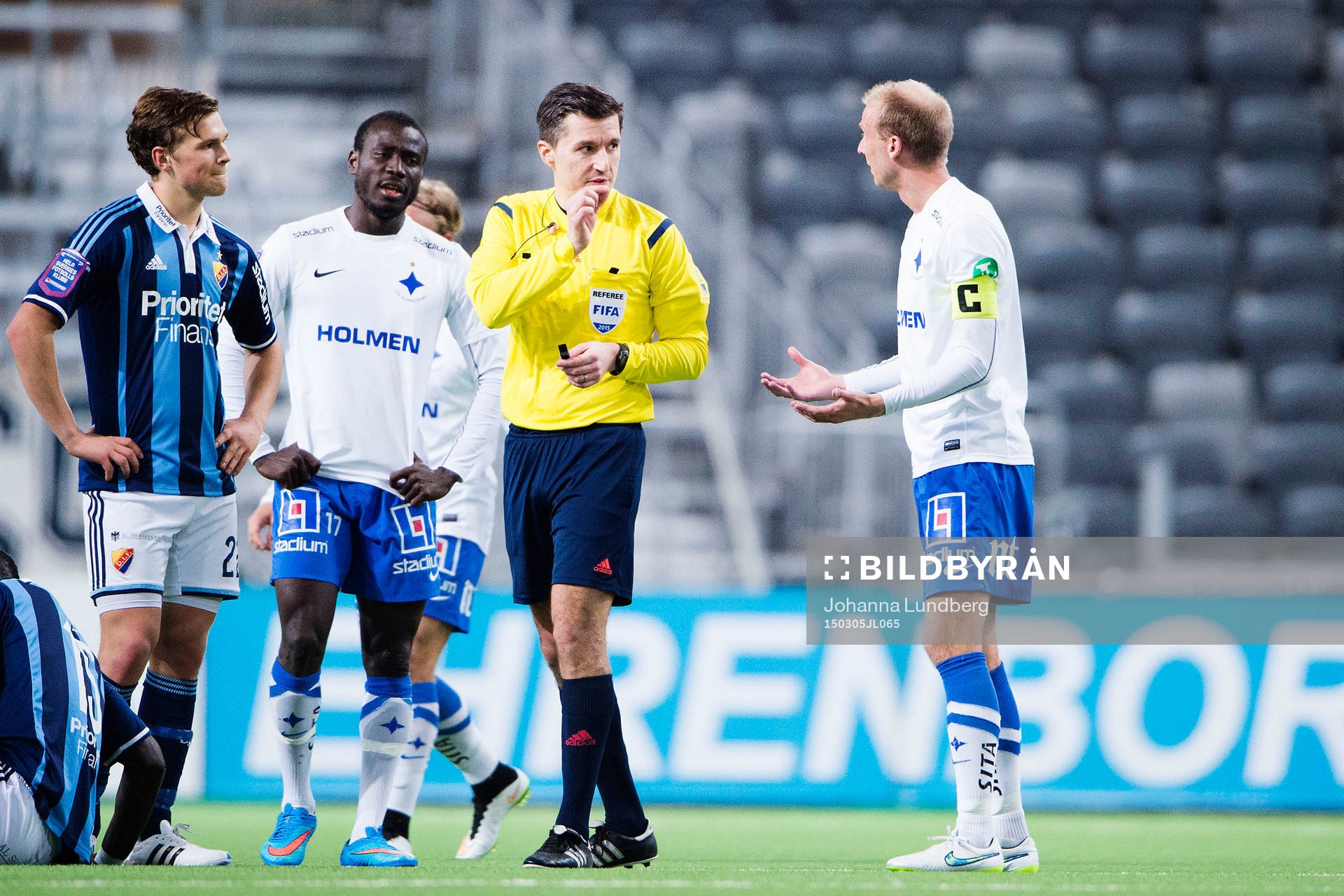 Domare Bojan Pandzic pratar med Djurgårdens Jesper Karlström (tv) samt Norrköpings Alhaji Kamara (m) och Andreas Johansson (th) under fotbollsmatchen i Svenska cupen mellan Djurgården och Norrköping den 5 mars 2015 i Stockholm.
