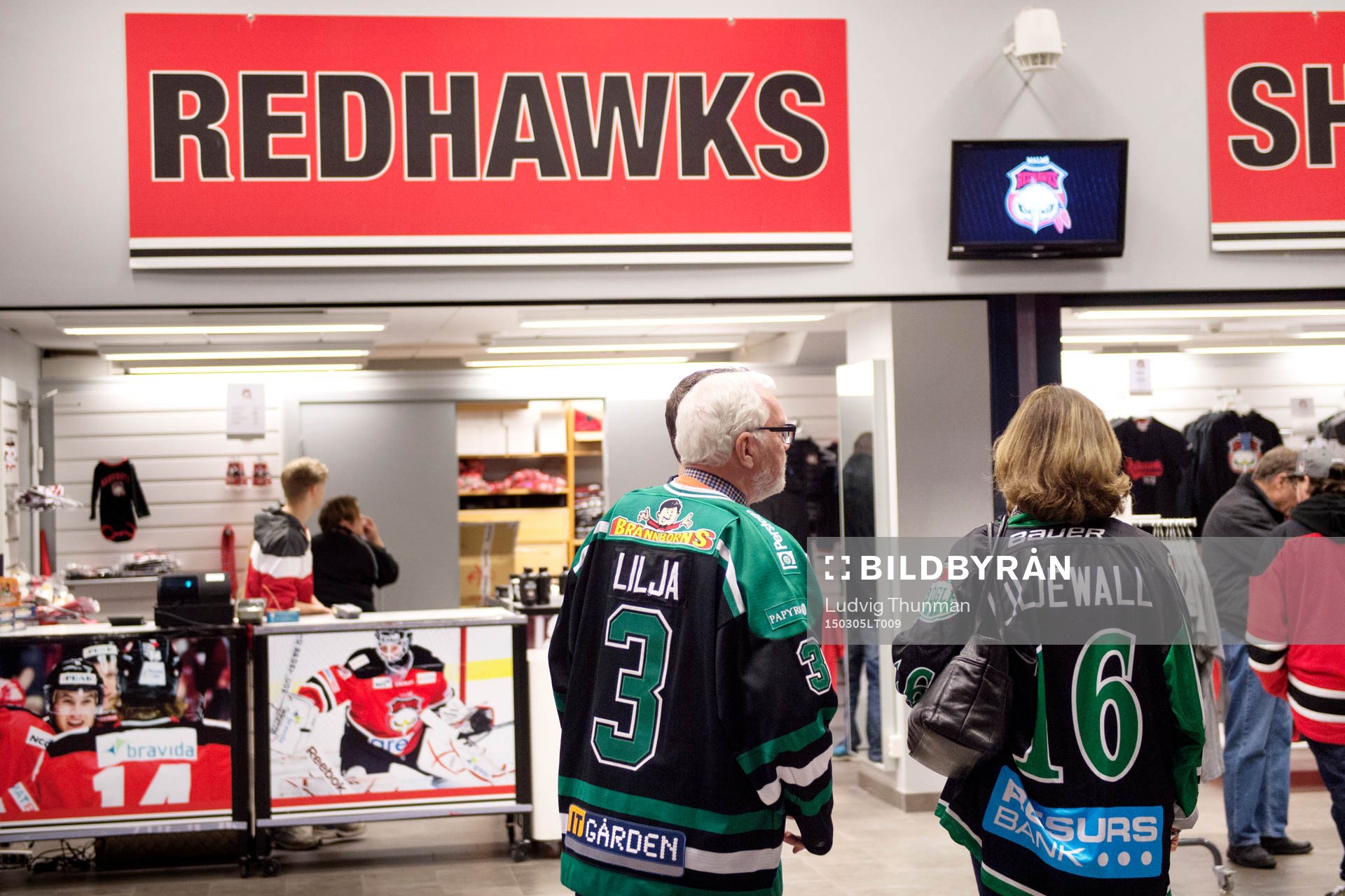 Två supportrar i Rögles Liljas och Liljewalls tröjor