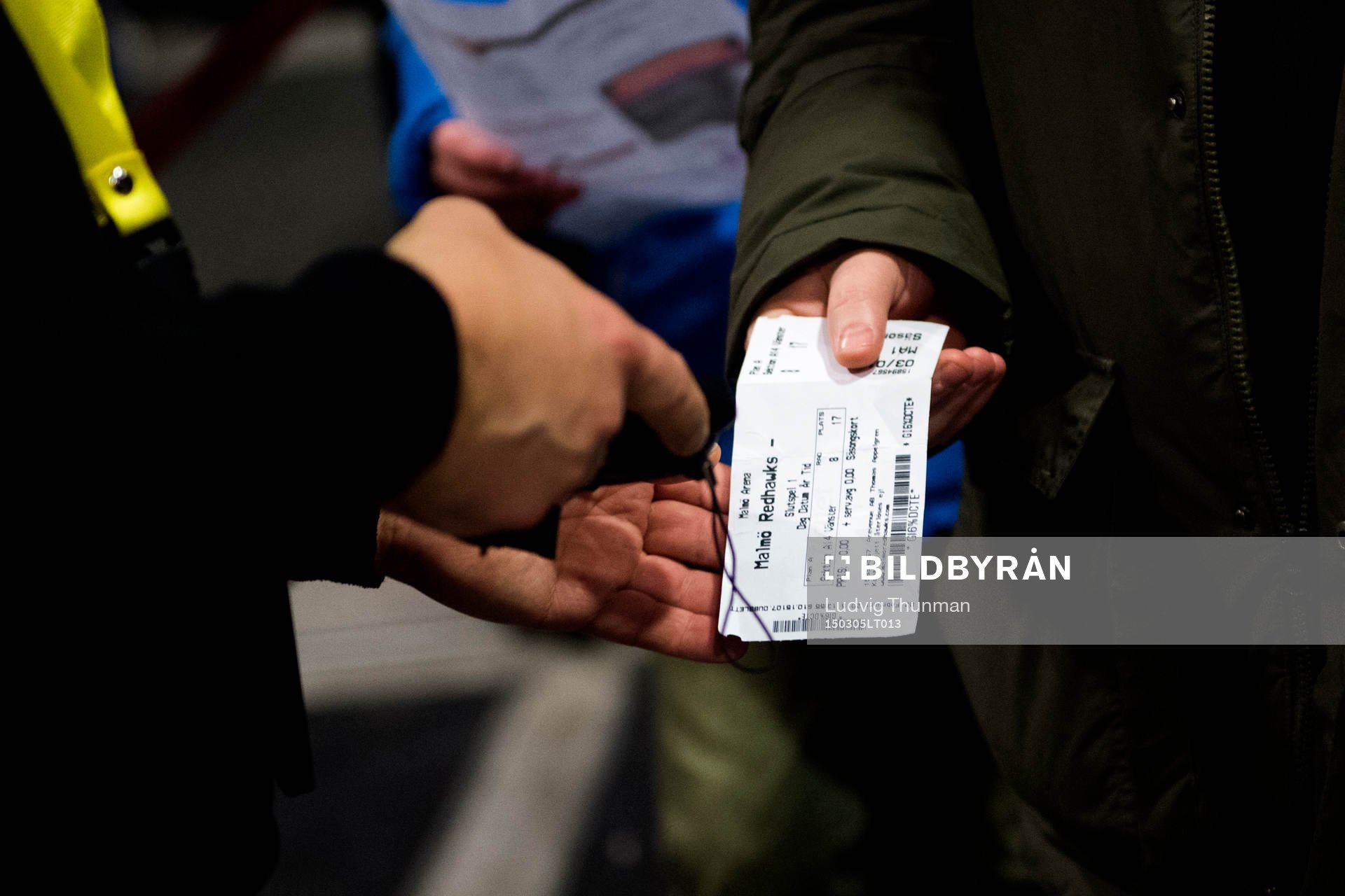 En funktionär scannar en matchbiljett