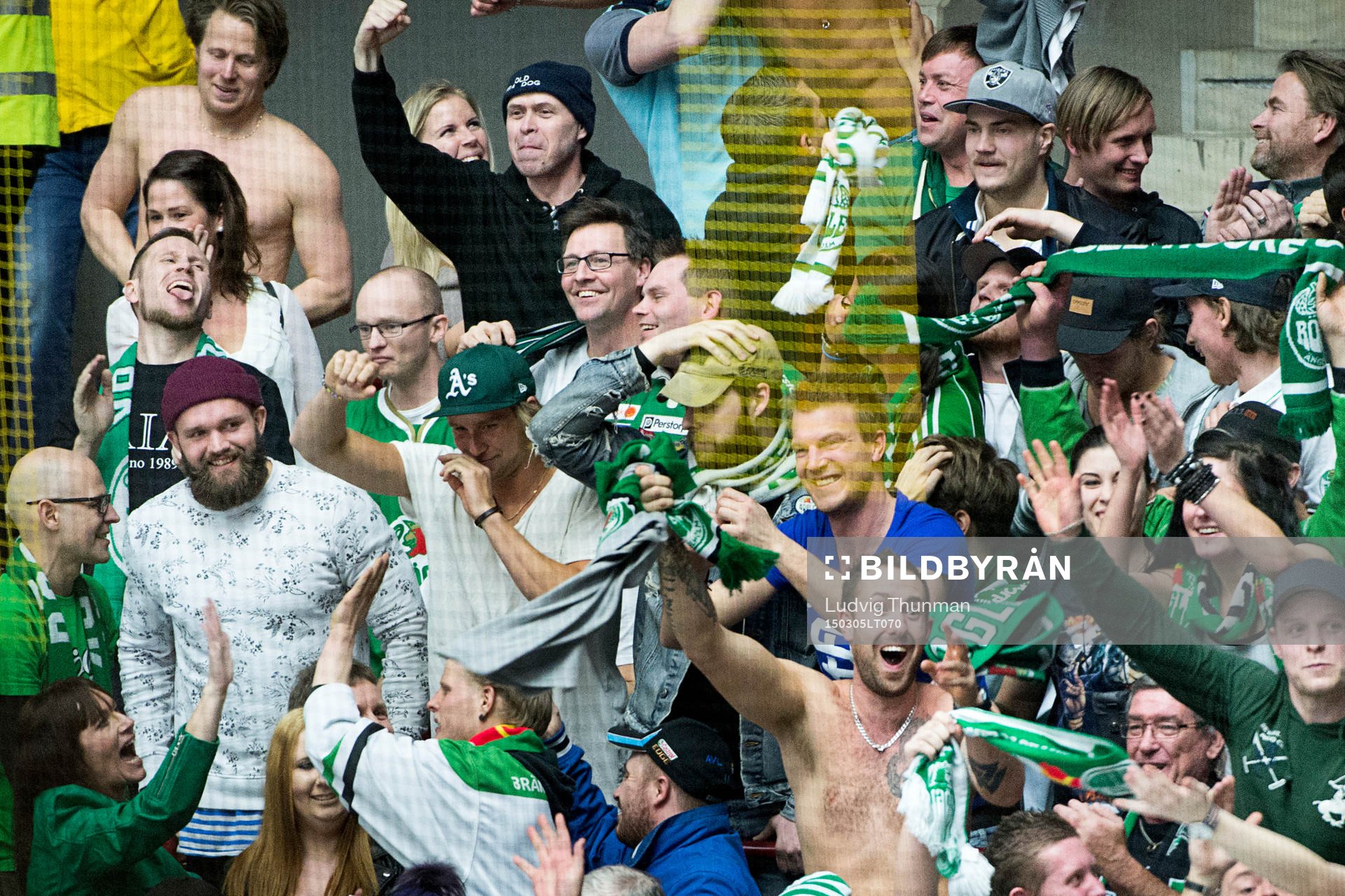 Rögles supportrar firar på läktaren