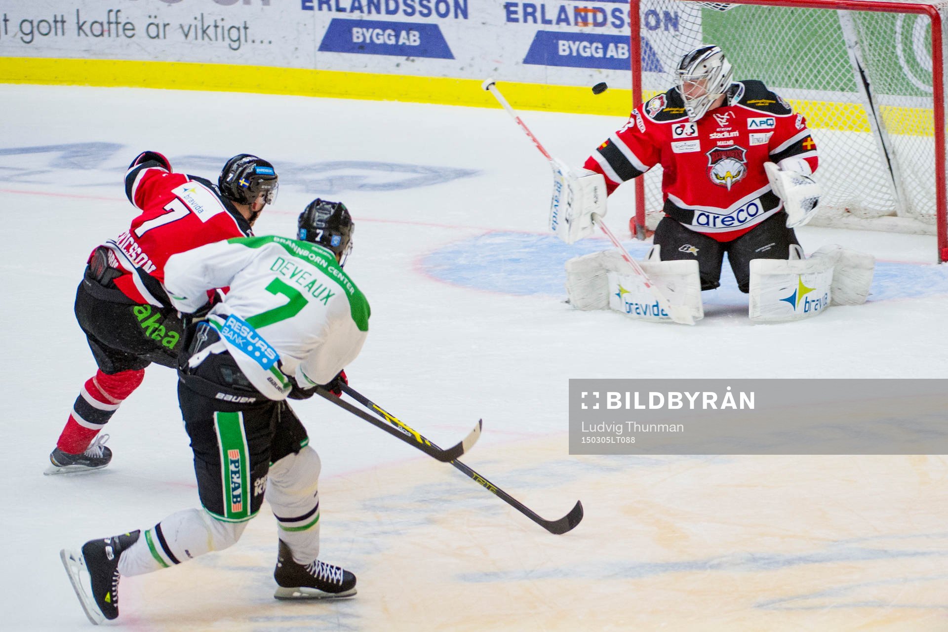 Rögles Andre Deveaux  gör 2-2 bakom Malmö Redhawks