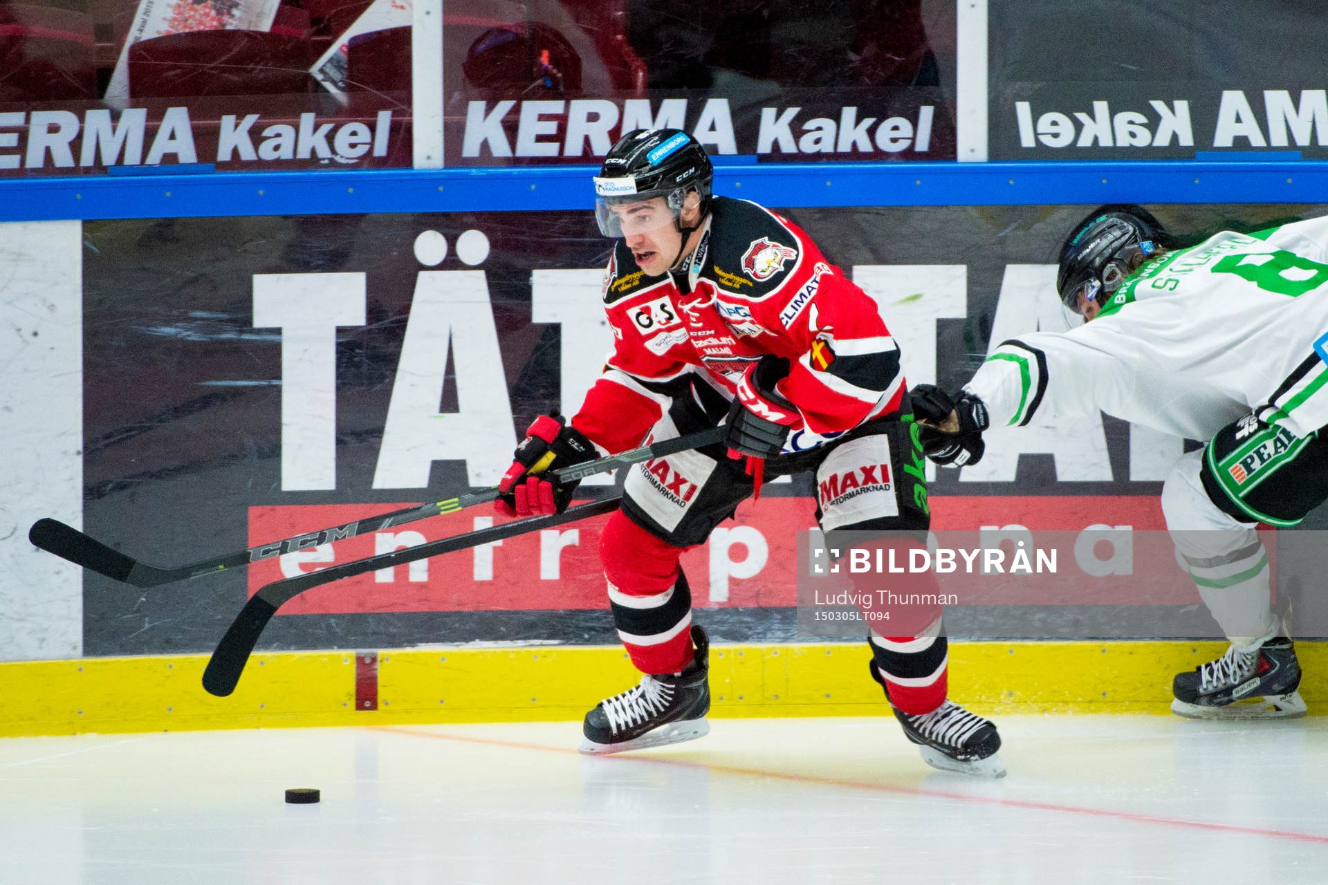 Malmö Redhawks Nils Andersson jagas av Rögles Sebastian