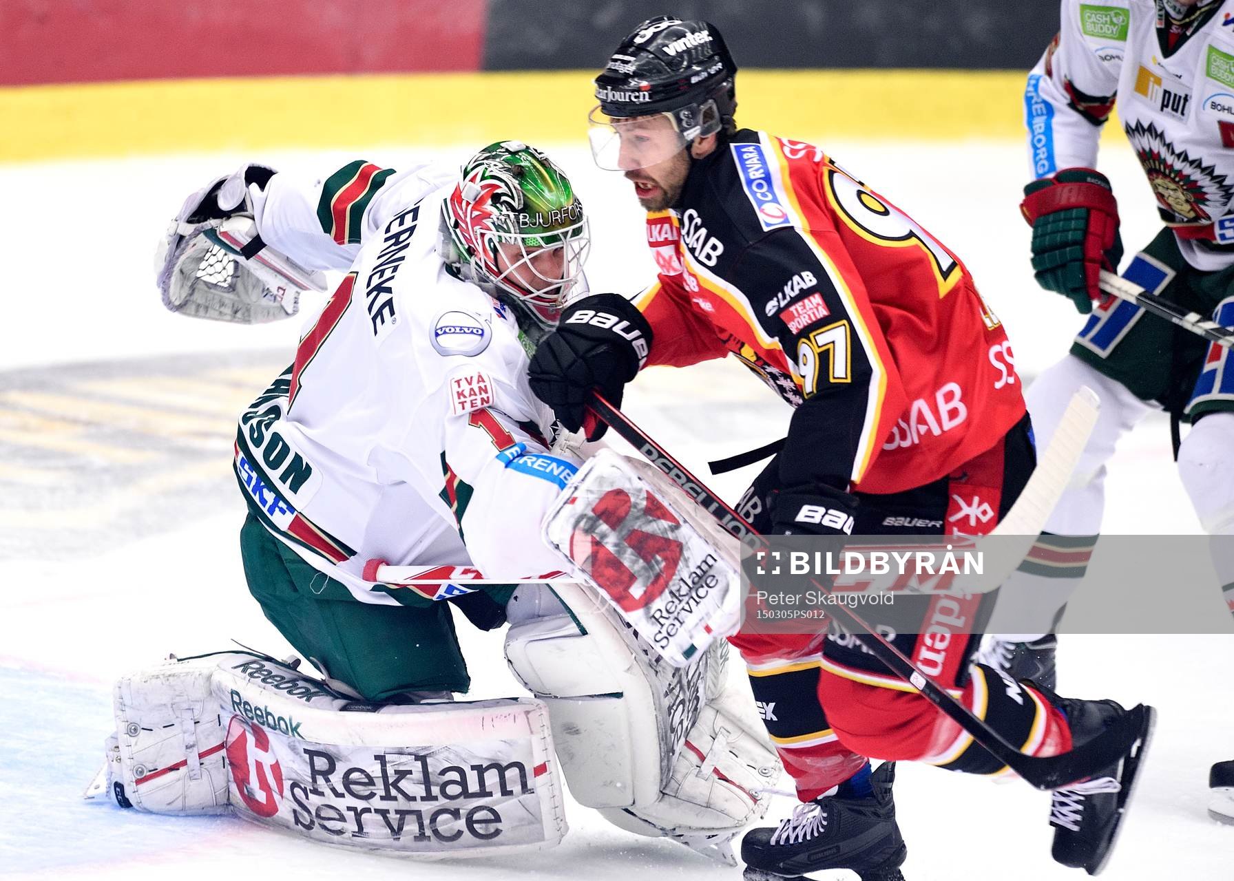 Frölundas målvakt Lars Johansson försöker stoppa