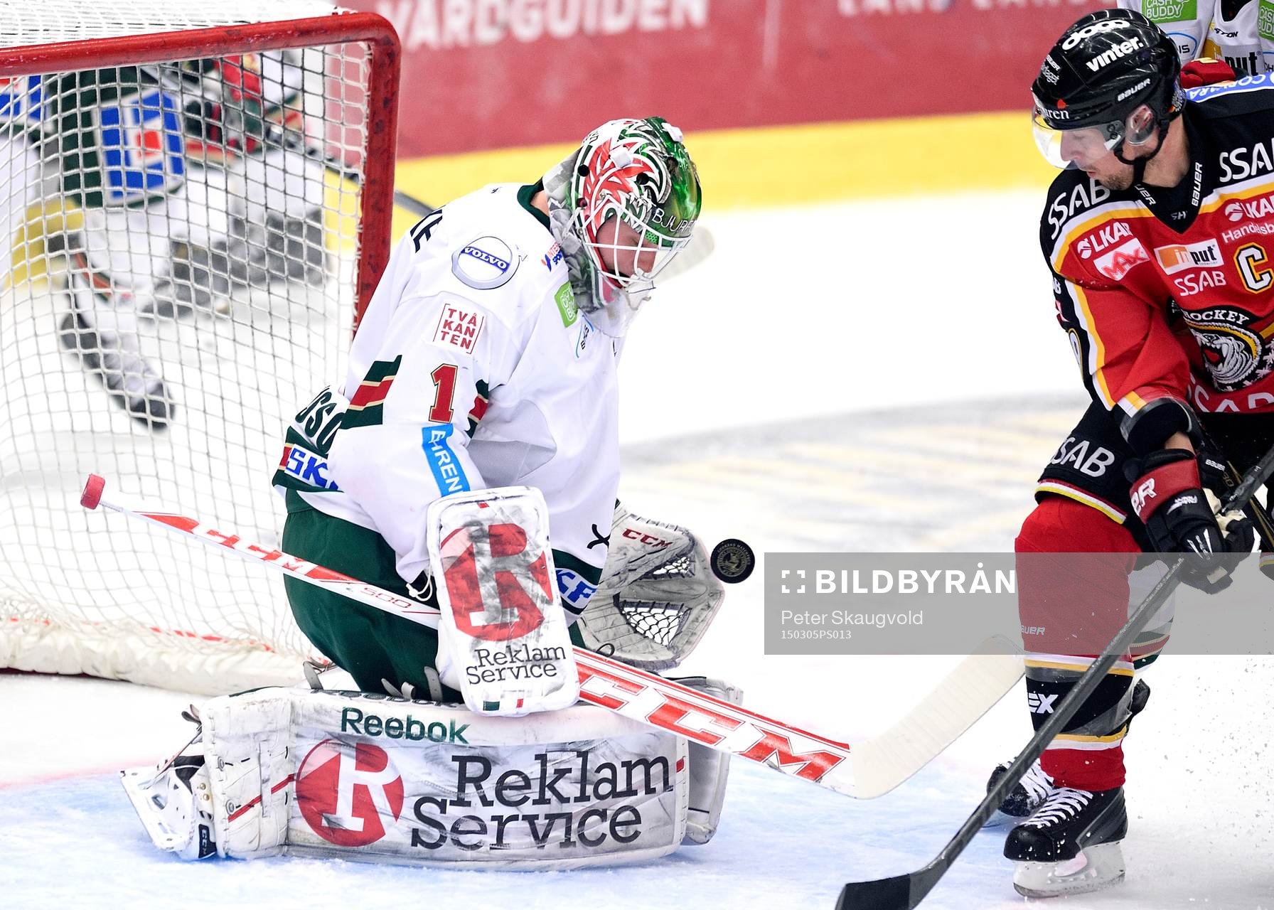 Frölundas målvakt Lars Johansson räddar ett skott