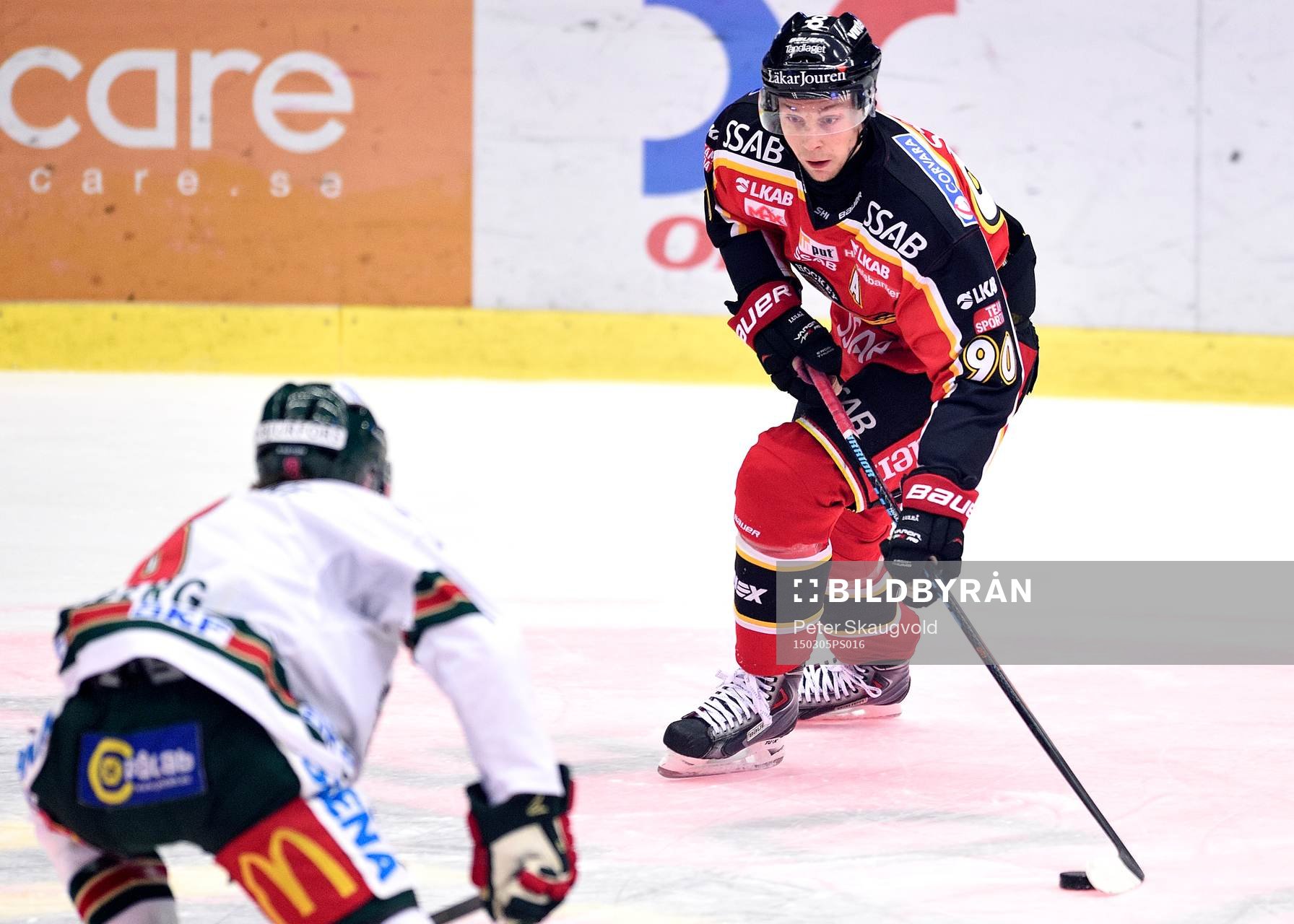 Luleås Johan Harju med pucken