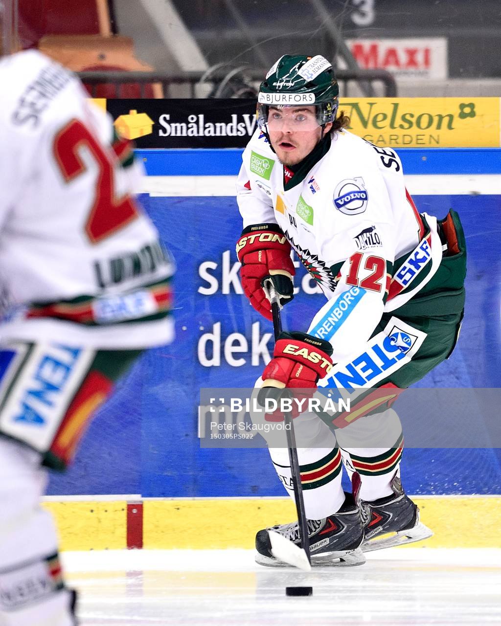 Frölundas Oscar Engsund med pucken