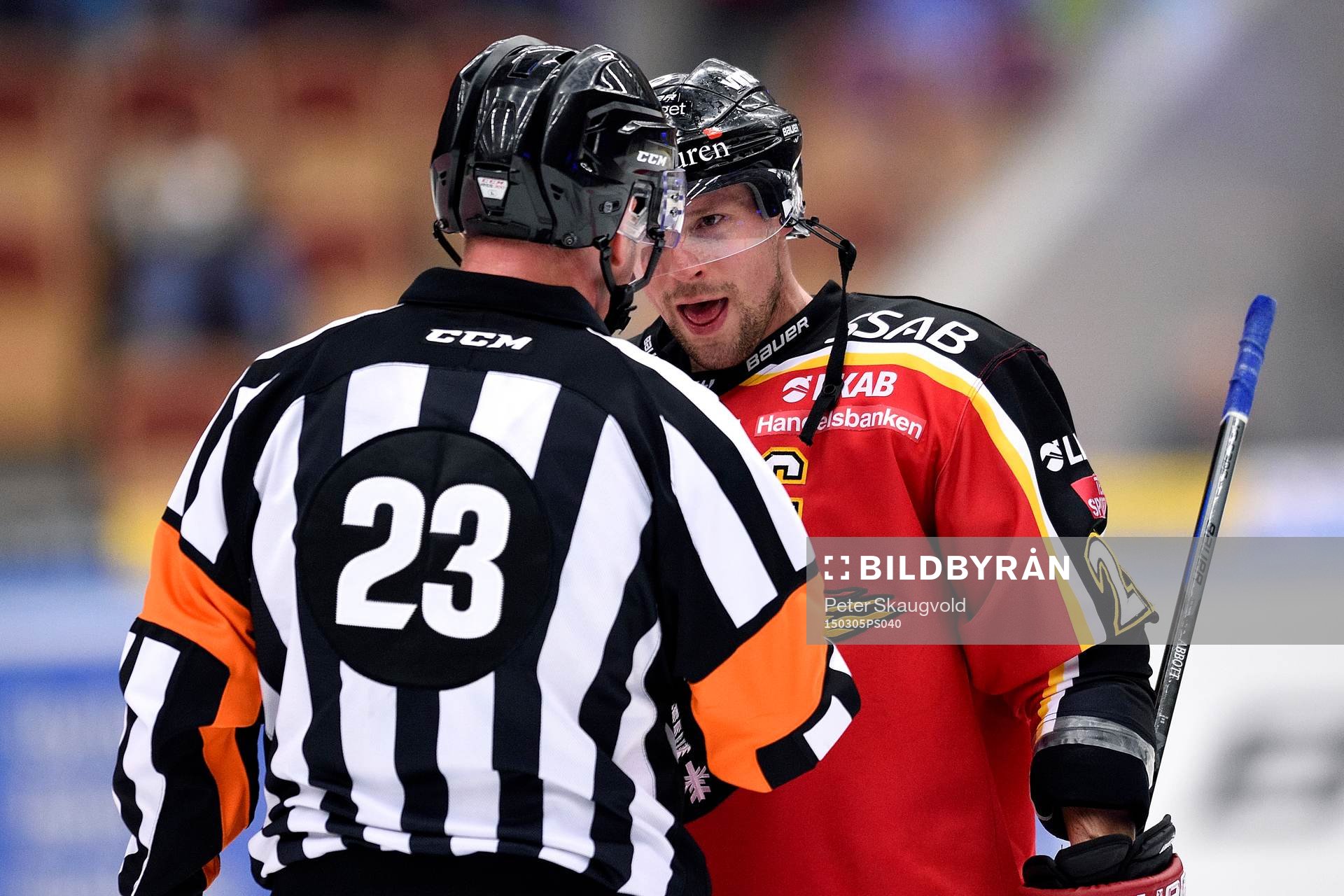 Luleås Chris Abbott pratar med domaren Christoffer Karlsson