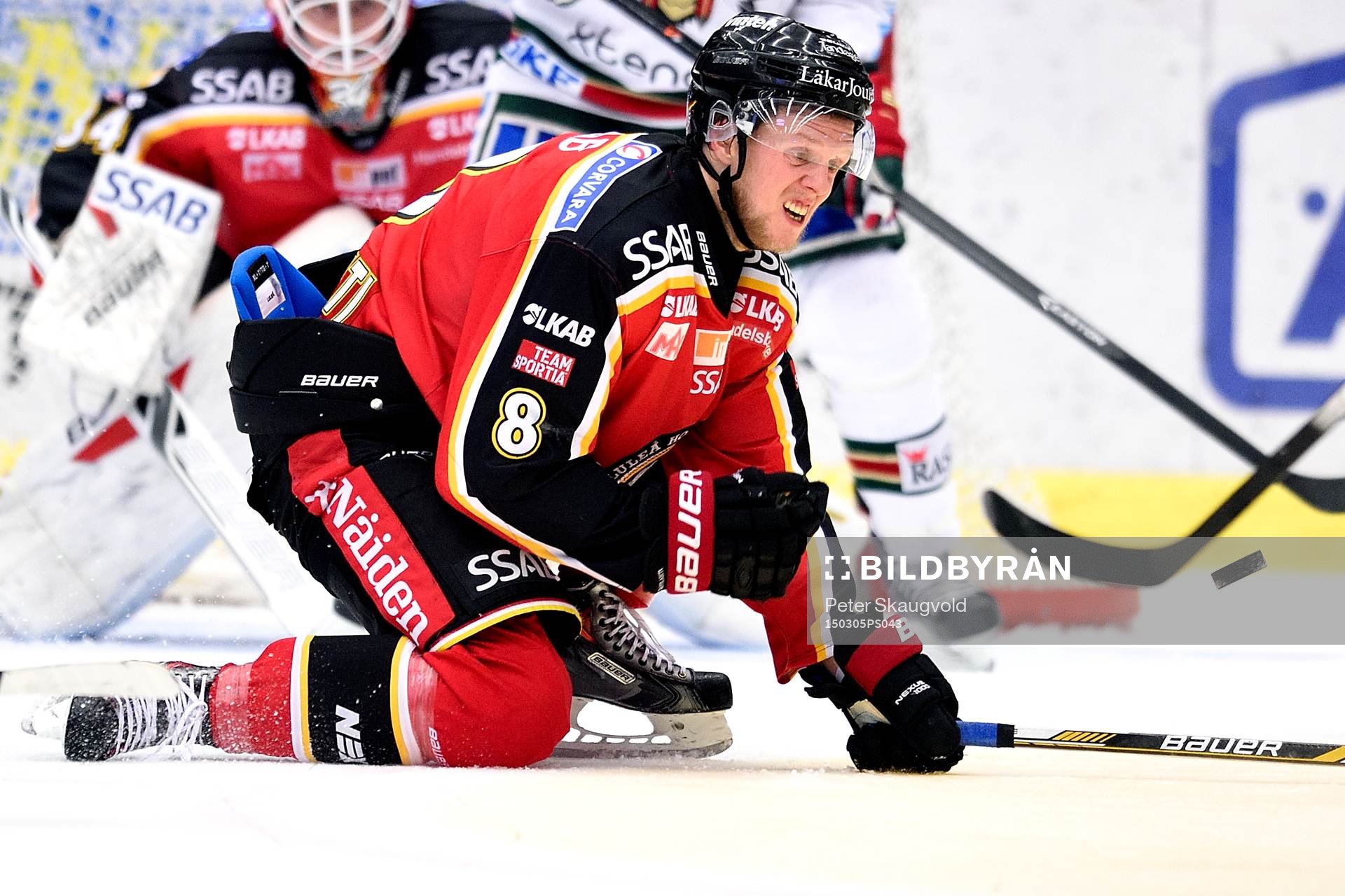 Luleås Per Savilahti-Nagander har blicken på pucken