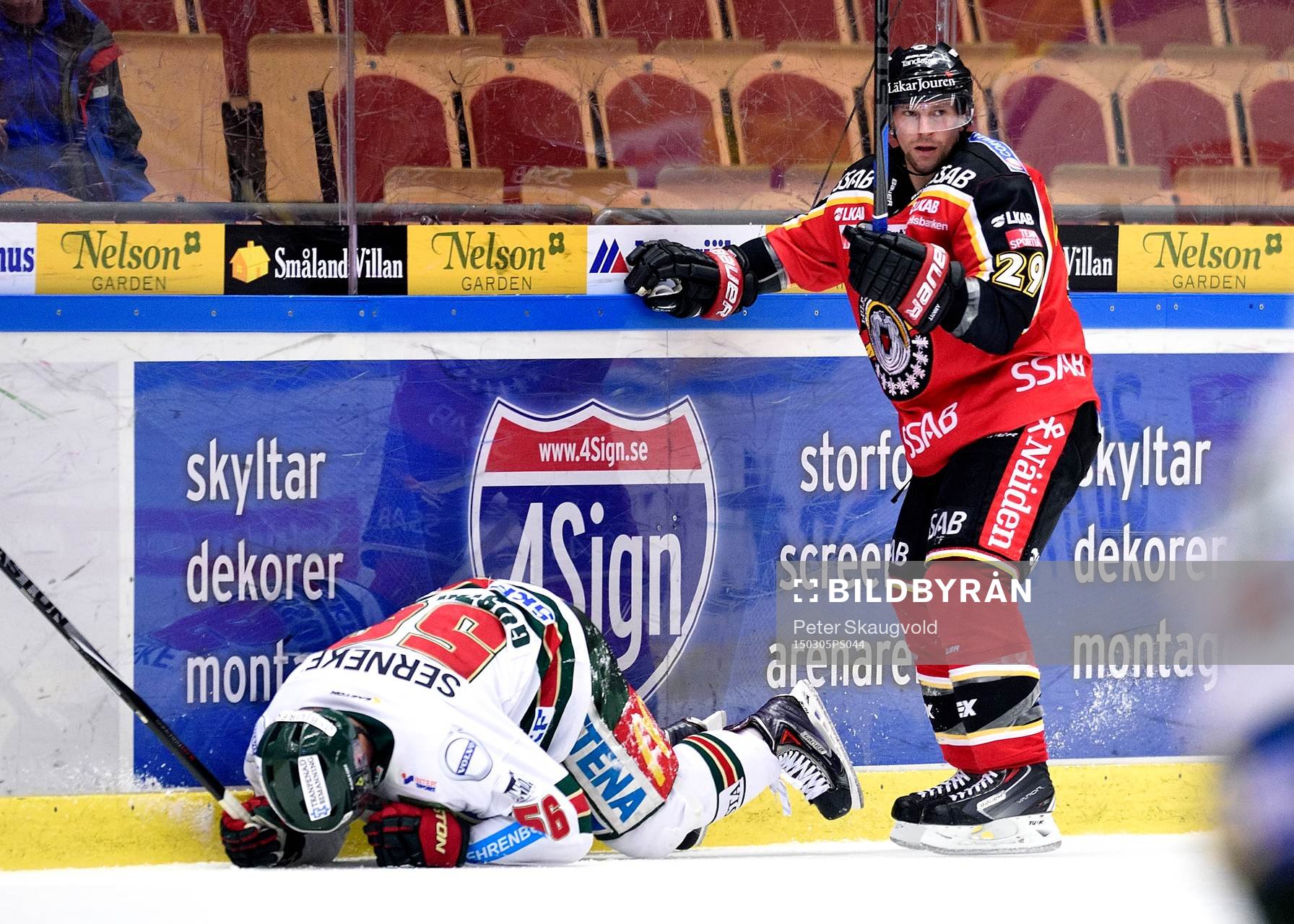 Luleås Chris Abbott har just tacklat Frölundas Erik