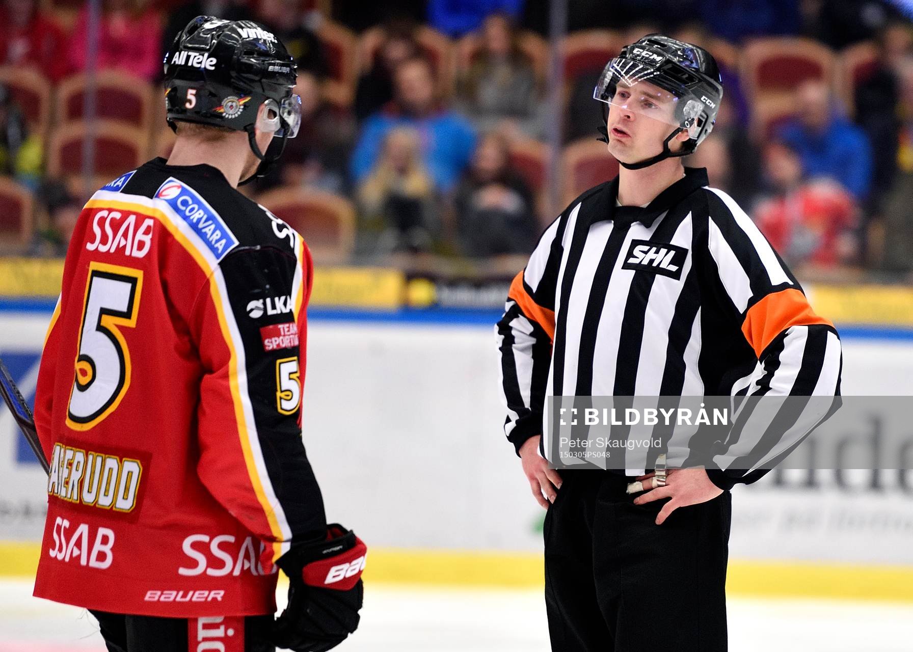 Luleås Marcus Fagerudd pratar med domaren Mikael Andersson