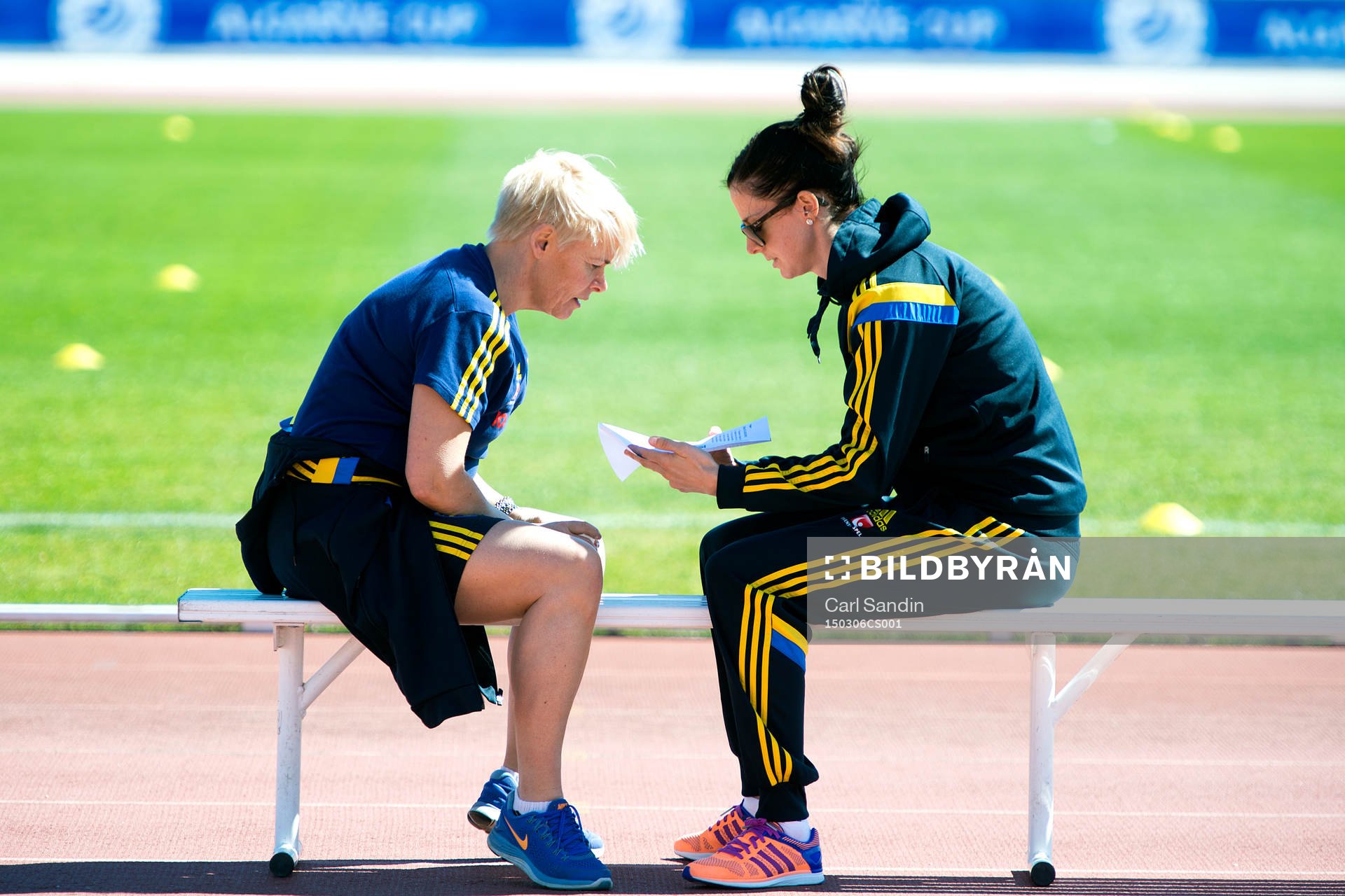 Mia Törnblom pratar med Sveriges Lotta Schelin  innan