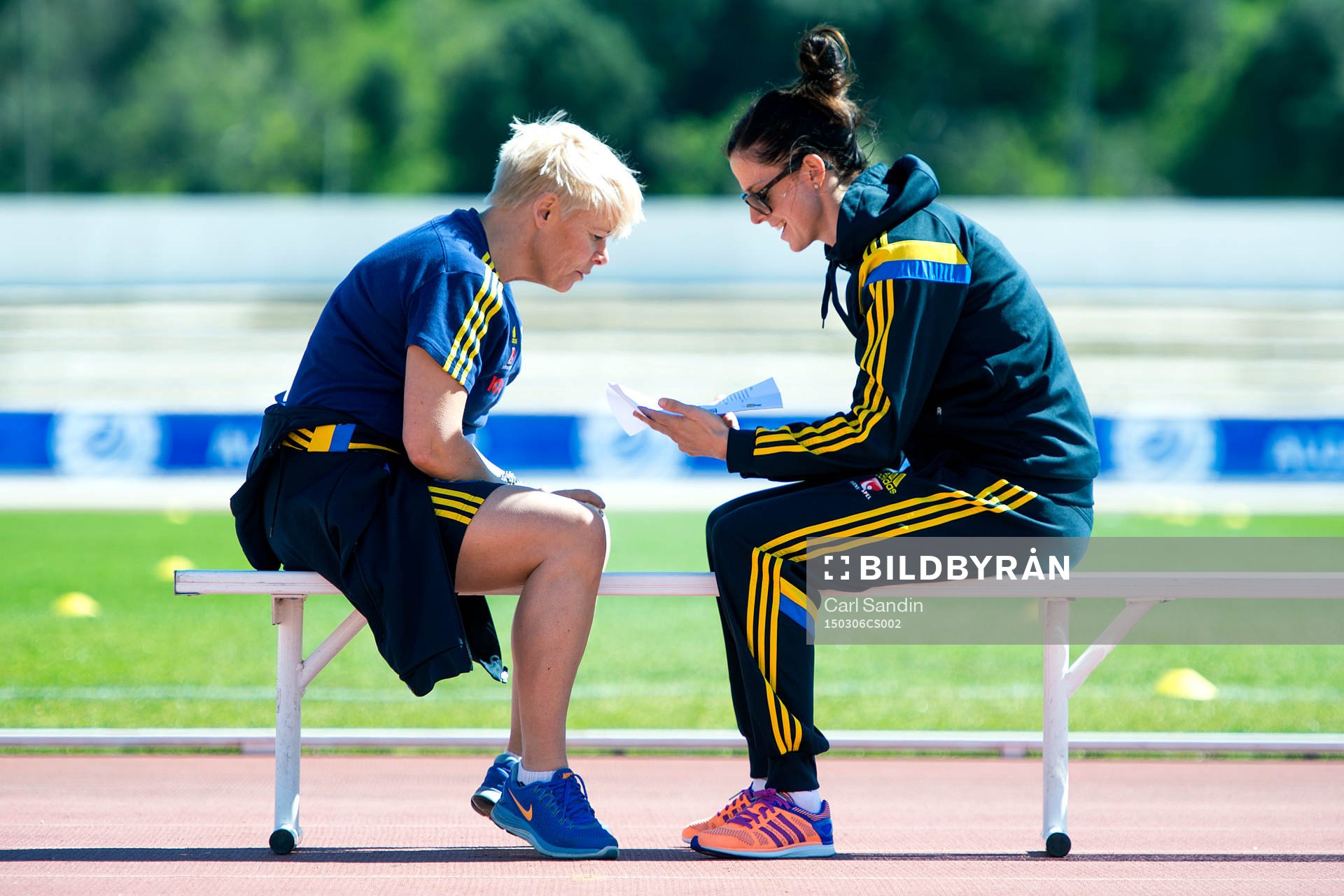 Mia Törnblom pratar med Sveriges Lotta Schelin  innan