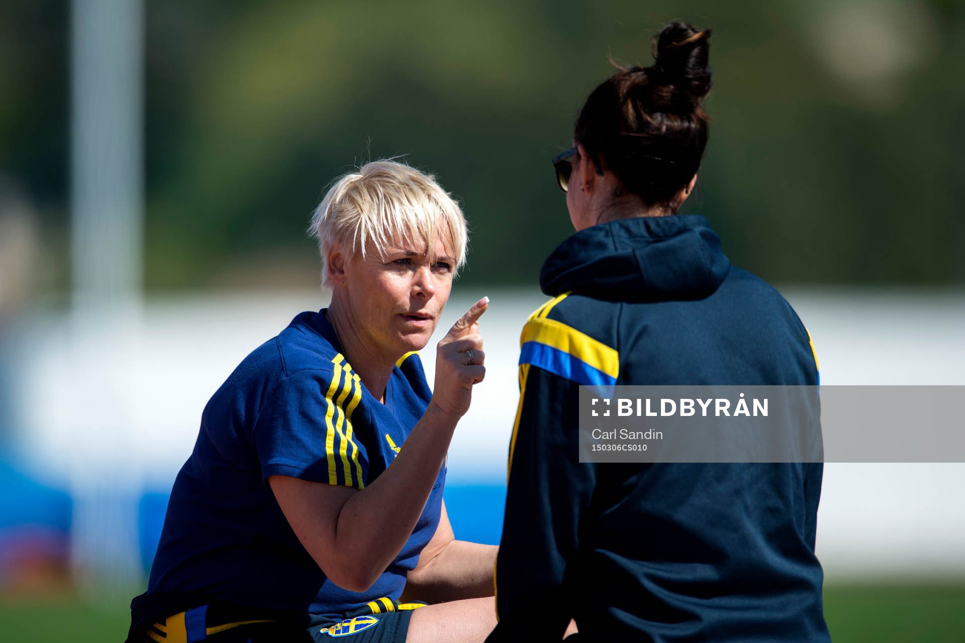 Mia Törnblom pratar med Sveriges Lotta Schelin  innan