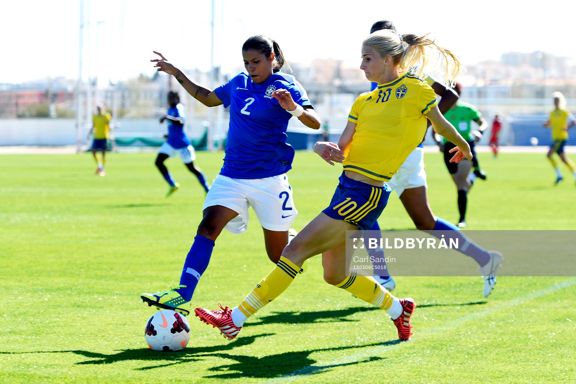 Brasiliens Fabiana Simoes och Sveriges Sofia Jakobsson under en fotbollsmatch i Algarve Cup mellan Sverige och Brasilien den 6 mars 2015 i Lagos, Portugal.