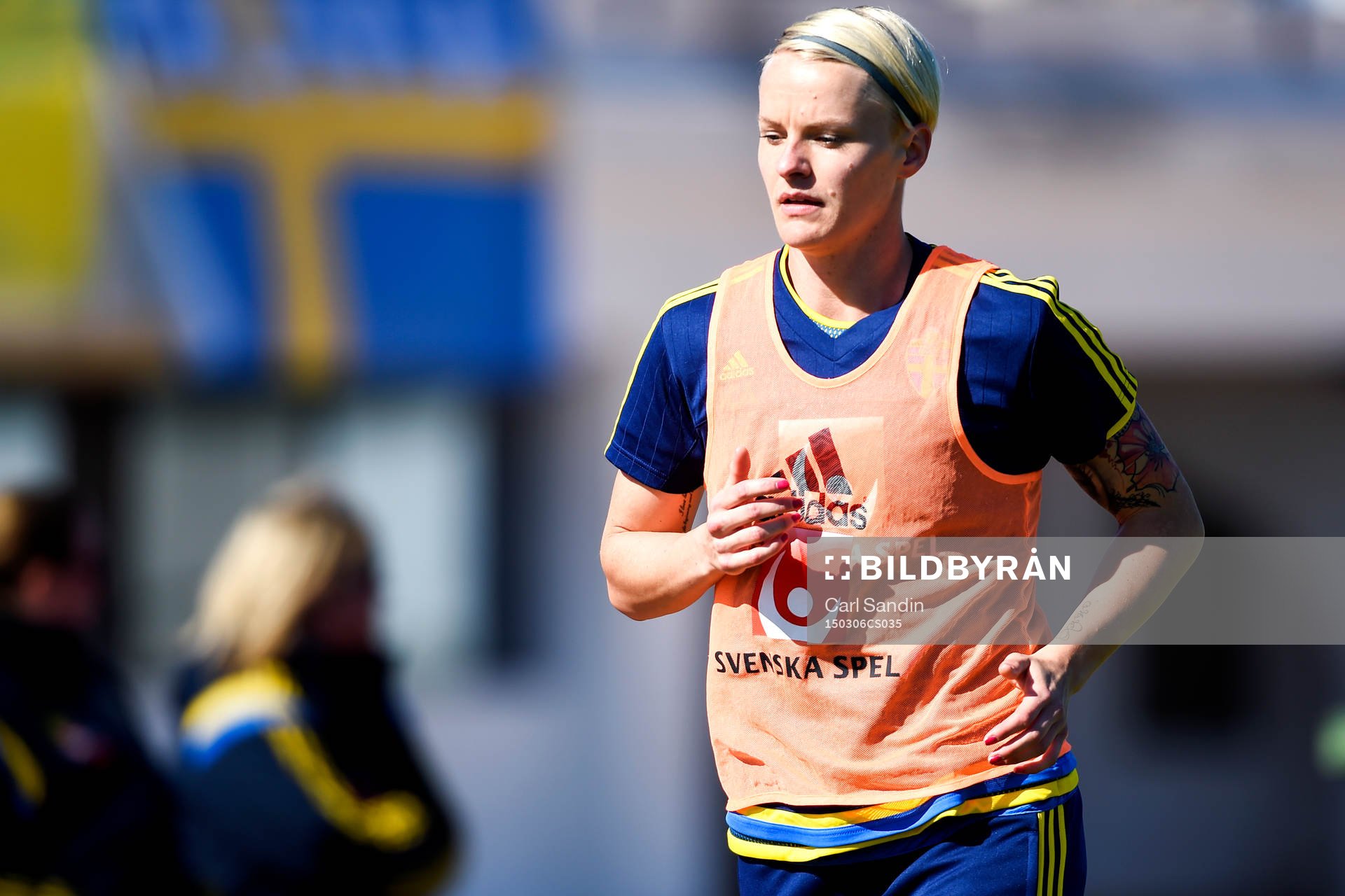 Sveriges Nilla Fischer värmer upp vid sidan av planen