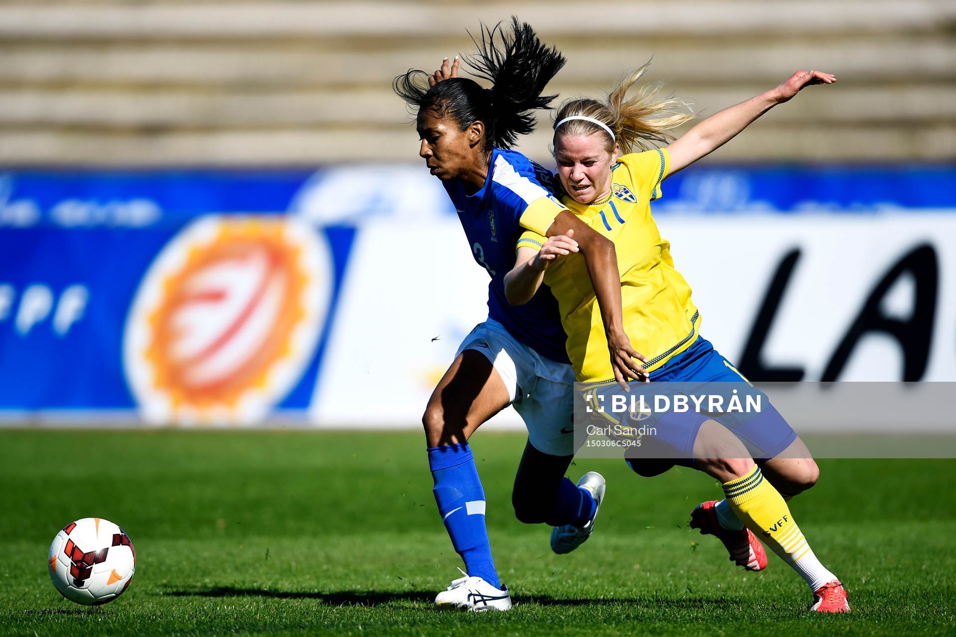 Brasiliens Bruna Benites och Sveriges Jenny Hjohlman under en fotbollsmatch i Algarve Cup mellan Sverige och Brasilien den 6 mars 2015 i Lagos, Portugal.