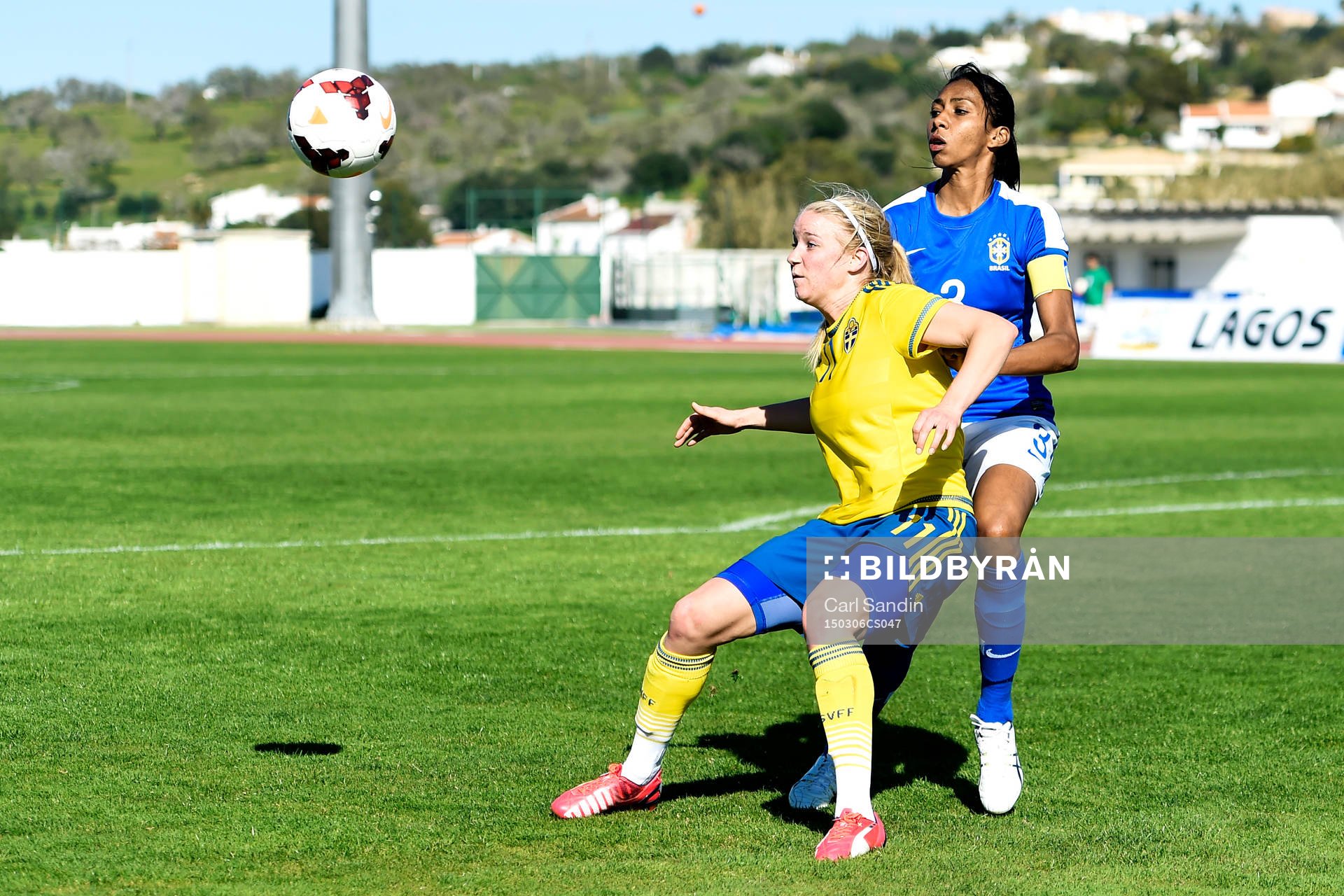 Sveriges Jenny Hjohlman och Brasiliens Bruna Benites under en fotbollsmatch i Algarve Cup mellan Sverige och Brasilien den 6 mars 2015 i Lagos, Portugal.