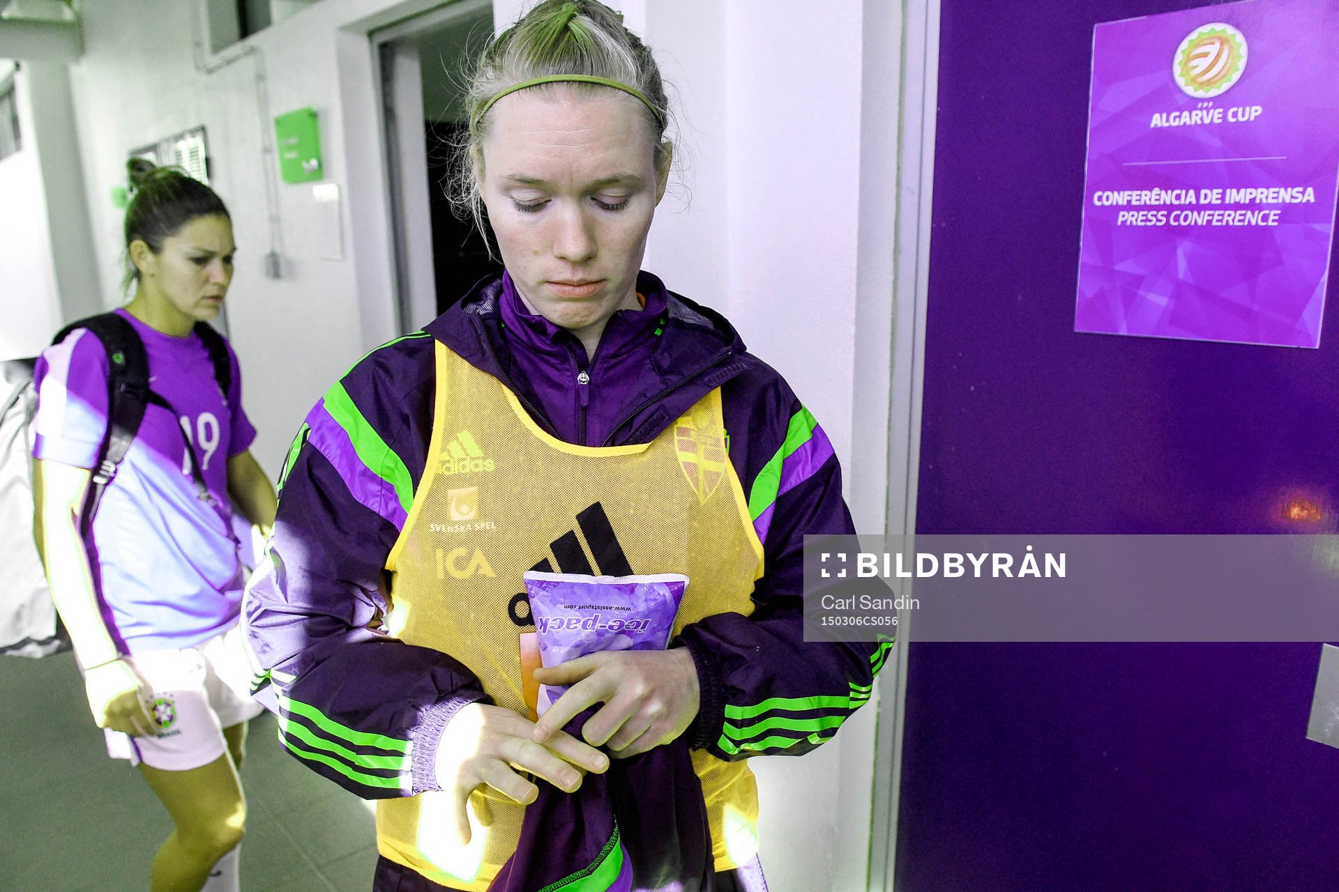 Sveriges målvakt Hedvig Lindahl visar vilket finger som