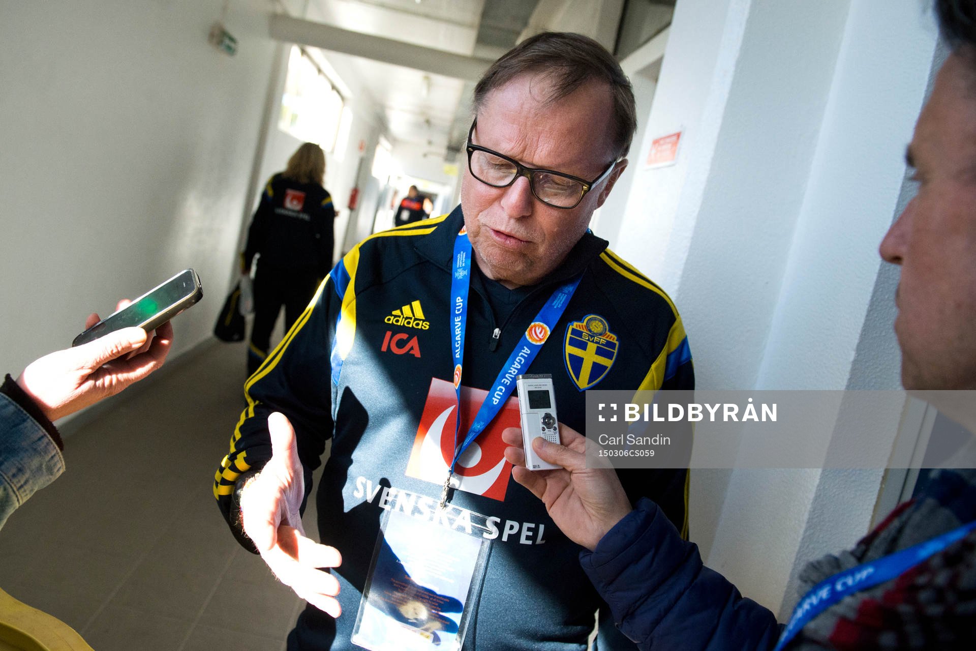 Sveriges läkare Yelverton Tegner blir intervjuad efter en fotbollsmatch i Algarve Cup mellan Sverige och Brasilien den 6 mars 2015 i Lagos.