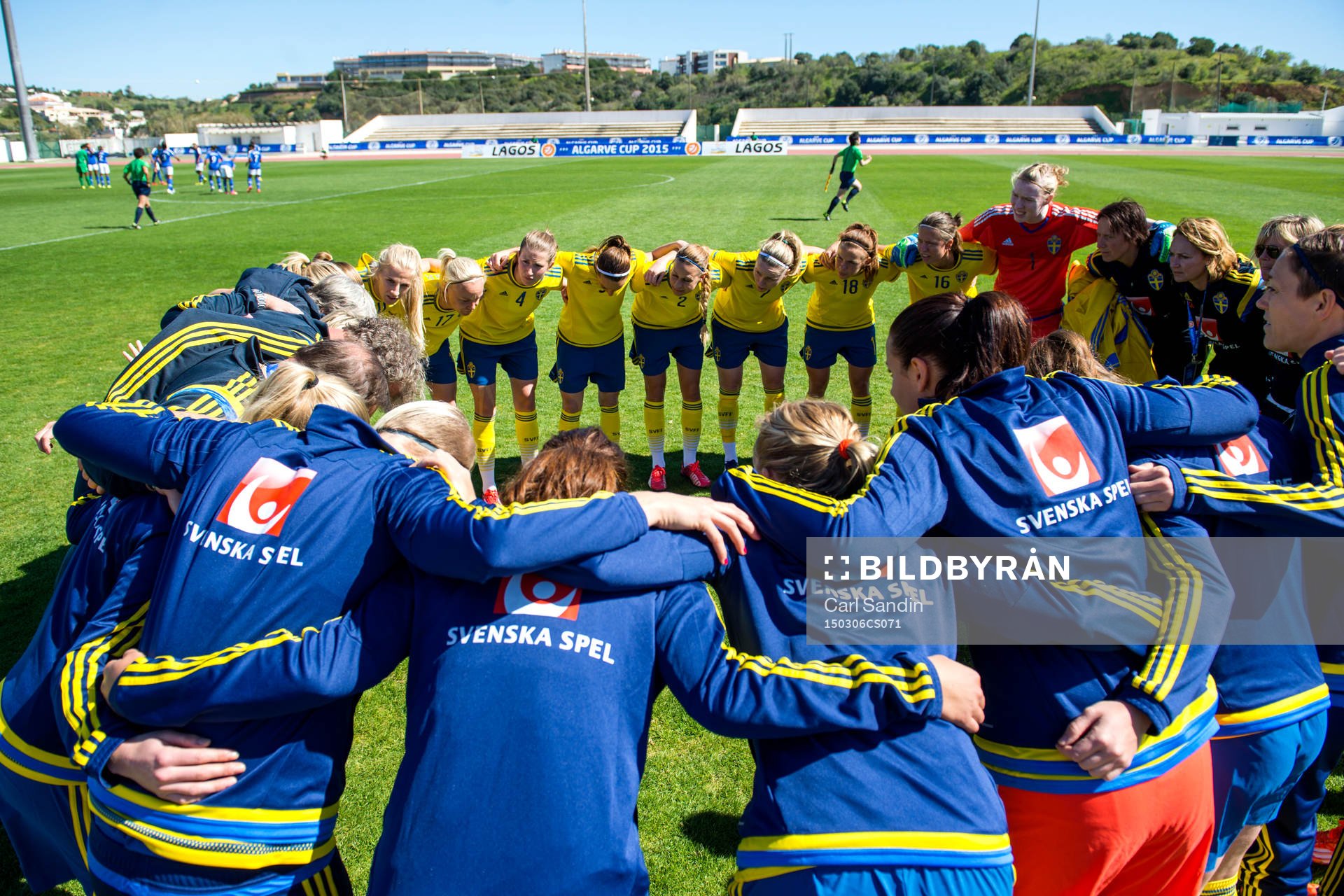 Sveriges spelare laddar inför en fotbollsmatch i Algarve Cup mellan Sverige och Brasilien den 6 mars 2015 i Lagos.