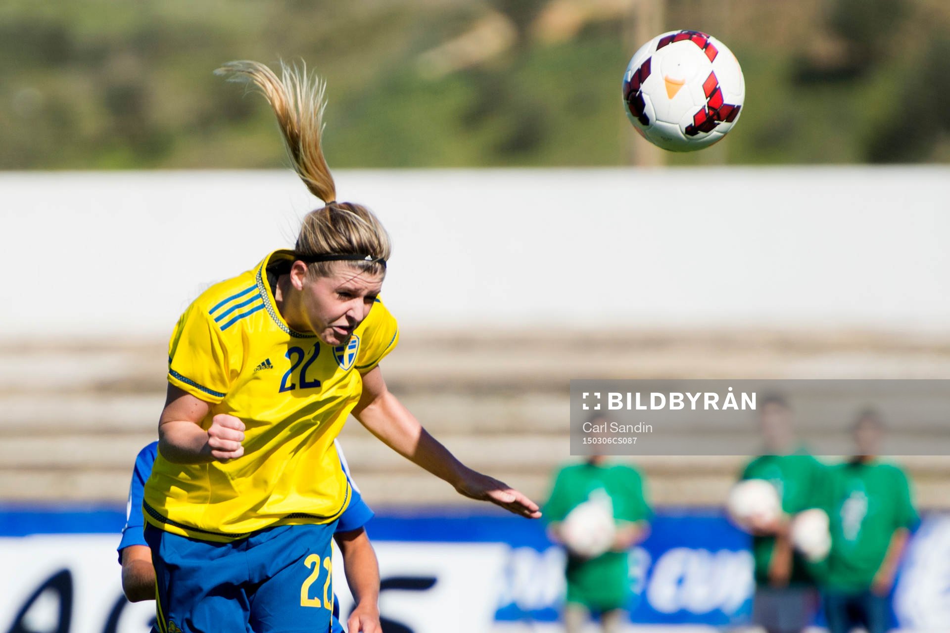 Sveriges Olivia Schough nickar bollen