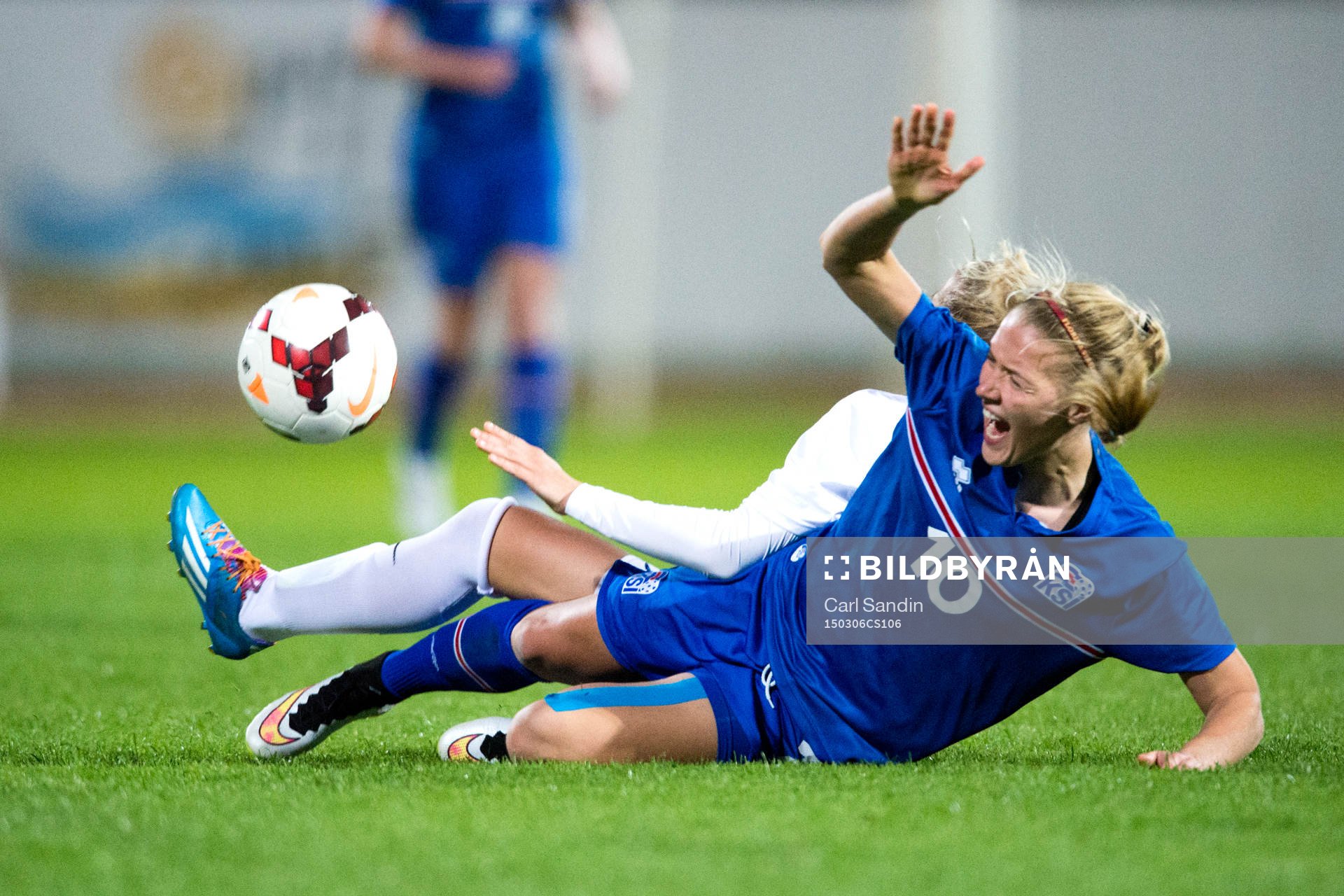 Islands Dagny Brynjarsdottir faller i en närkamp