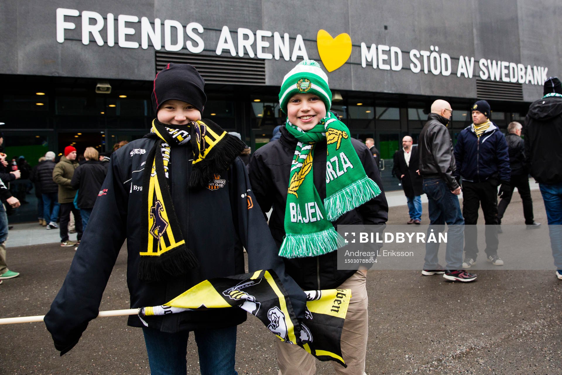 En AIK-supporter och en Hammarby-supporter utan för arenan