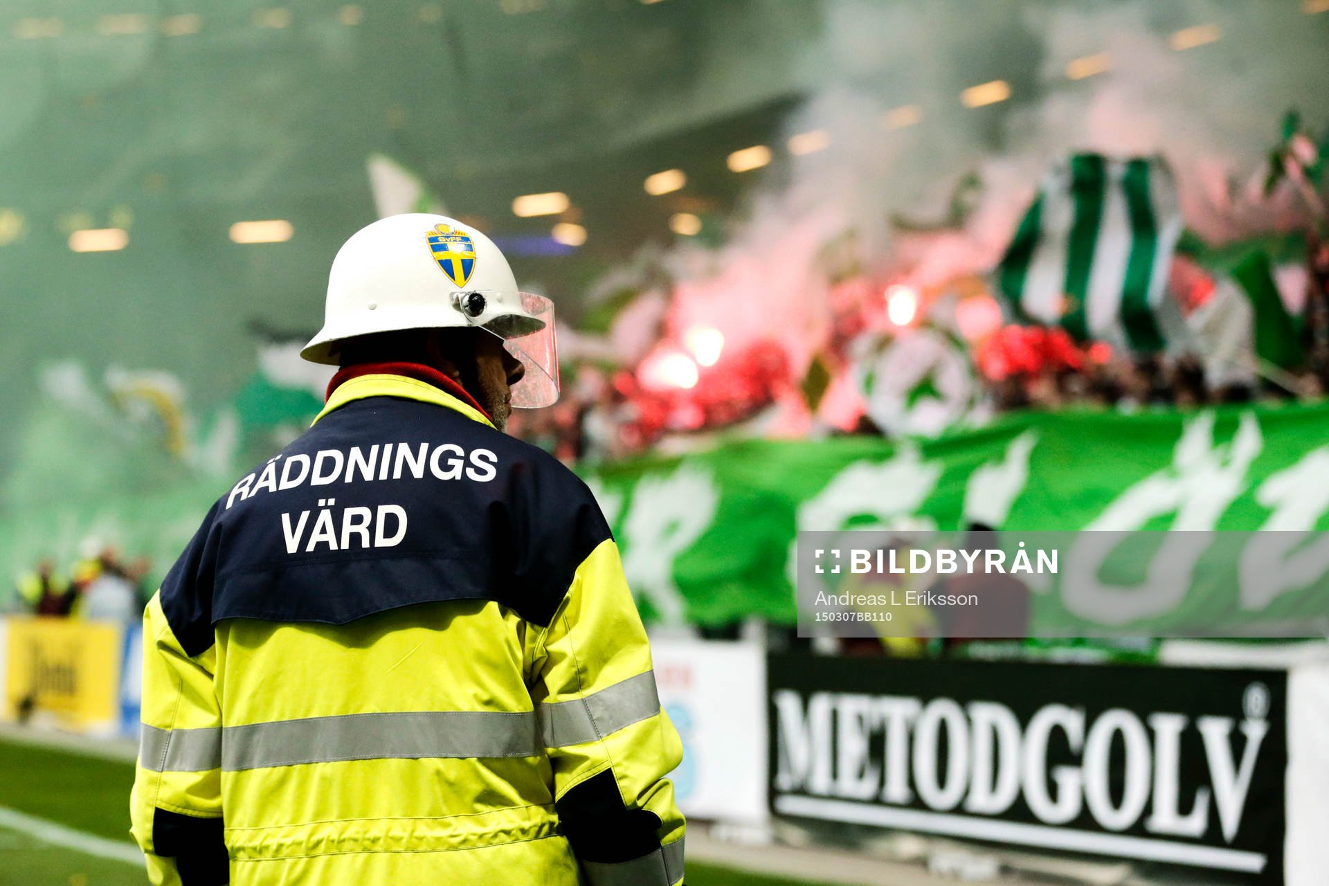 Räddningsvärd står och ser på när Hammarbys supportrar
