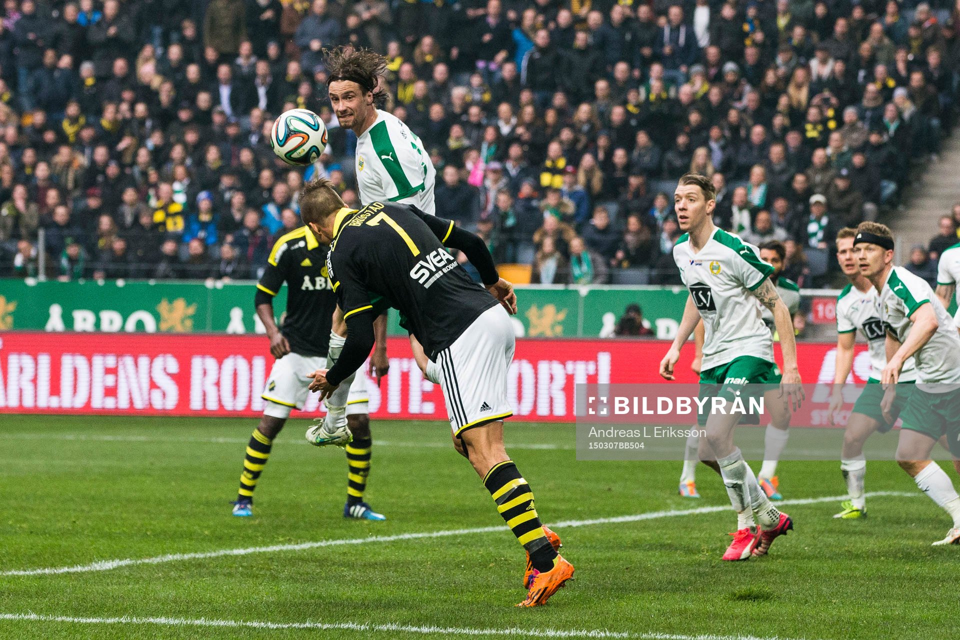 Hammarbys Linus Hallenius nickar unan bollen