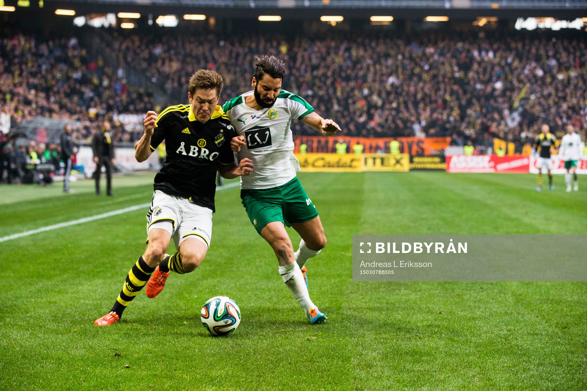 AIK:s Haukur Hauksson i kamp om bollen med Hammarbys Stefan Batan under fotbollsmatchen i Svenska cupen mellan AIK och Hammarby den 7 mars 2015 i Stockholm.