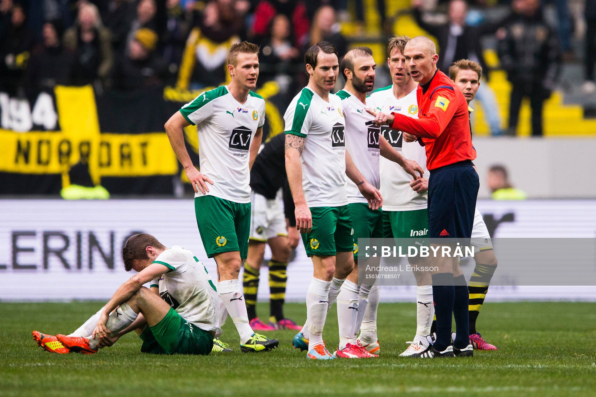 Domare MIchael Lerjéus samtalar med Hammarbys spealre