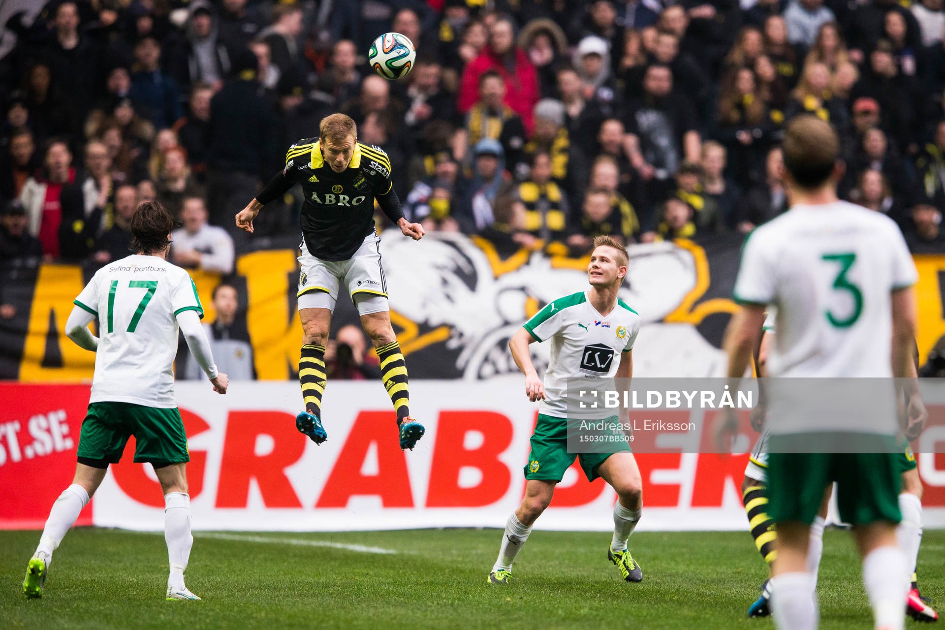 s Per Karlsson med nickar unan bollen medan Hammarbys Erik