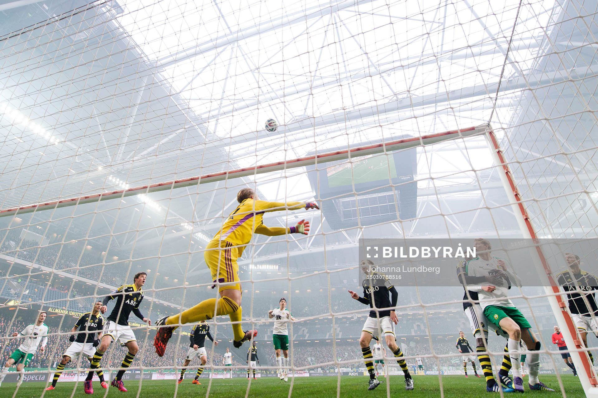 s målvakt Patrik Carlgren i straffområdet innan Hammarby