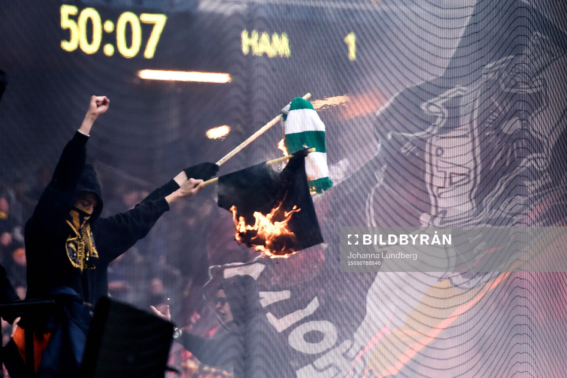 s supportrar brände en Hammarby flagga
