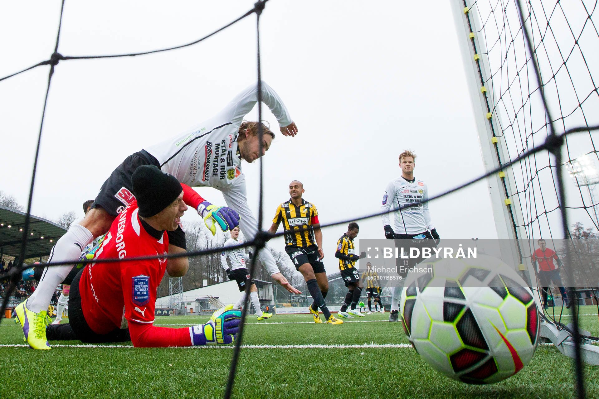 Mjällbys målvakt Mattias Asper och Danny Ervik ser