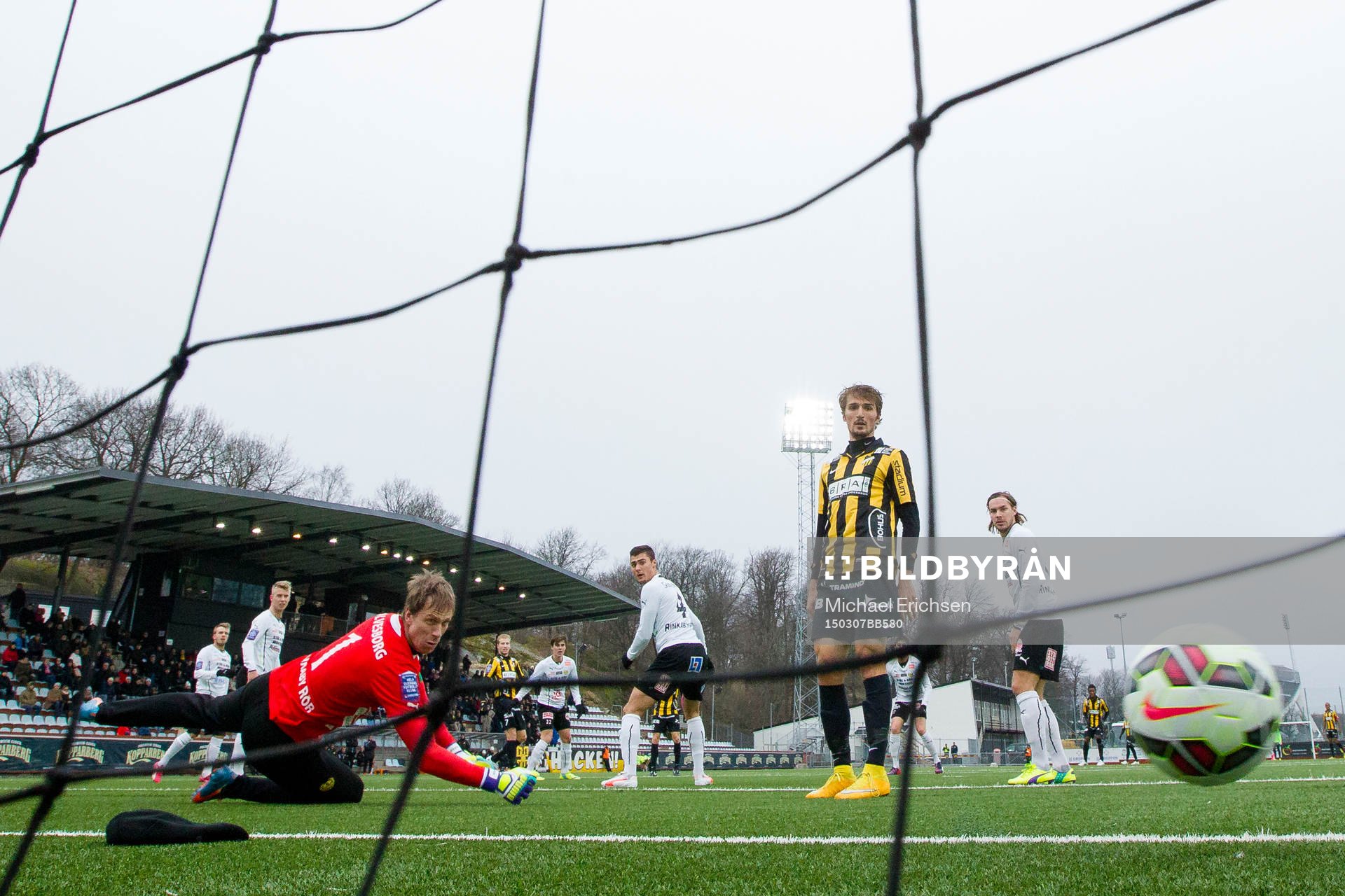 Häckens Simon Gustafson skjuter in 2-0 bakom Mjällbys